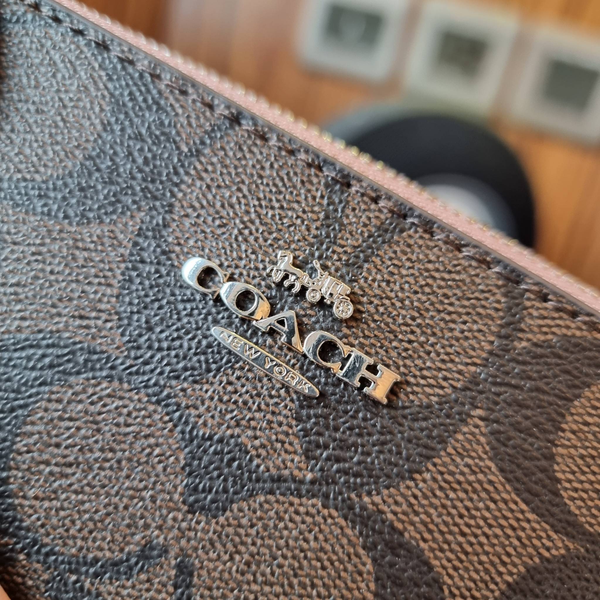 COACH F87591 DOUBLE CORNER ZIP WALLET IN SIGNATURE COATED CANVAS คล้องมือรุ่น 2 ซิป!! มาแล้วจ้า 🌟🤗 ไซส์นี้คือเหมาะมือจริงๆ พกง่ายเช่นเคย ไม่ต้องกังวลว่าจะเกะกะหรือกินพื้นที่กระเป๋าหลัก วัสดุหนังแคนวาสเคลือบลาย มีช่องหลักแยก 2 ช่อง ภายในบุผ