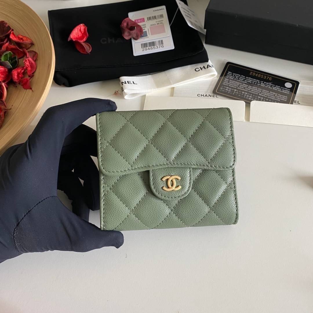 หนังแท้ Chanel Classic small wallet caviar 3 พับ พร้อมส่งที่ไทย รุ่นยอดนิยมไอเท็มฮิตวัสดุหนังแท้คาเวียร์สวยคลาสสิคเปิดปิดด้วยฝาปิดกระดุมด้านหน้ามีโลโก้แบรนด์อะไหล่ทองสวยหรูดูดี ตัวจริงสวยน่าใช้ Chanel mini นาทีนี้กำลัง in สุดๆ ภาพสินค้าถ่ายจากงานขายจริง ใ