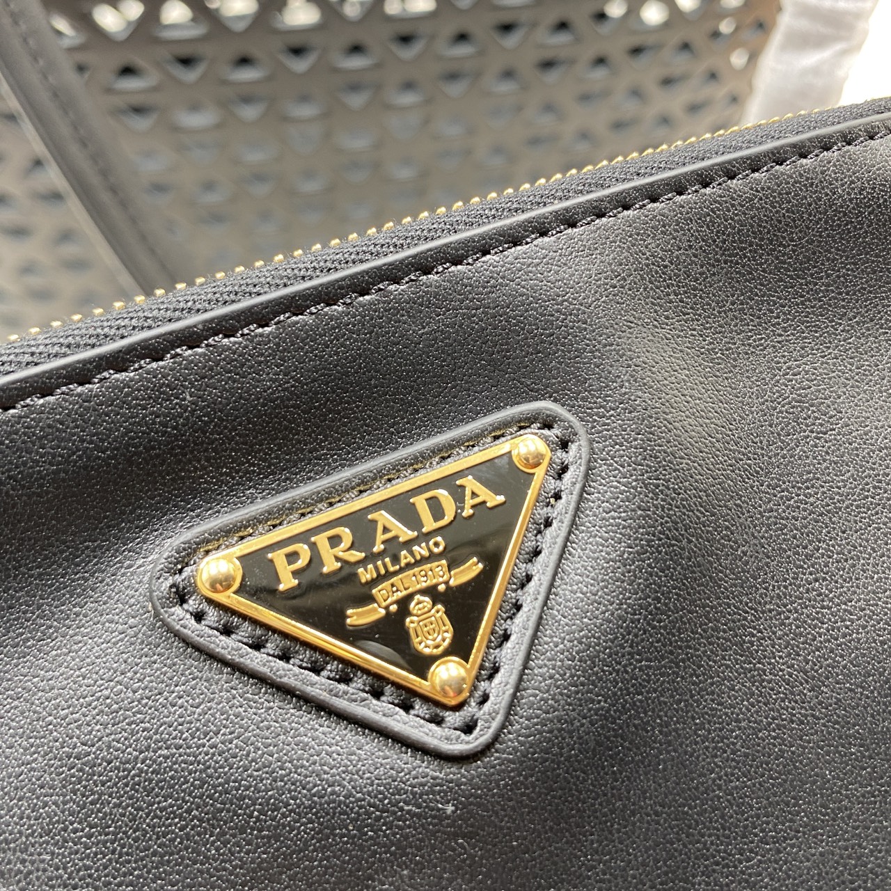 TOP ORI หนังแท้ | Prada Large perforated leather tote bag กระเป๋าทรงโท้ทใบใหญ่ ใจบางที่สุดกับคอลเลคชั่นนี้ ที่เพิ่มดีเทลความแพงด้วยการฉลุลวดลายรอบใบ ถักทอเป็นเส้นลายสานที่สวยงามมาก งานฝีมือจริงๆ