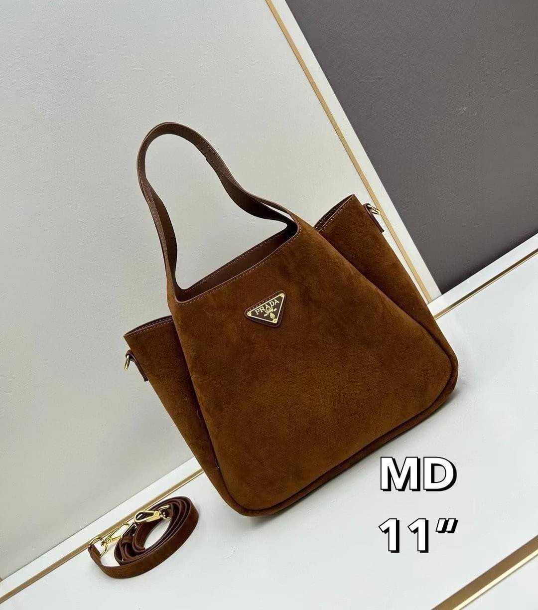 PRADA Suede Shopping Tote bag กระเป๋าทรงช้อปปิ้ง งานหนังกลับสวยเก๋ สวยเด่นเป็นเอกลักษณ์มาก ดีไซส์ทรงสวยหูจับในตัว ภายในโล่งกว้าง ใส่ของสำคัญได้สบายๆ