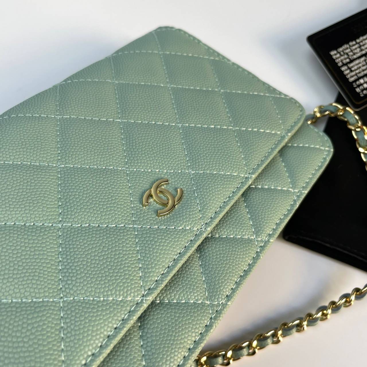 VIP 】หนังแท้ CHANEL WOC style โทนสีพาสเทล กระเป๋าสะพายทรงสวยตลอดกาล วัสดุหนังลายคาเวียร์ เนื้อนุ่ม อยู่ทรงคุณภาพดีตามแบบฉบับของแบรนด์ น้ำหนักเบา ด้านหน้ามีโลโก้แบรนด์อะไหล่หรู มีช่องใส่บัตร ใส่ของจุกจิก เปิดปิดด้วยฝาปิดกระดุม ซับในหนัง ตัวจริงสวยมากๆถูกใจ