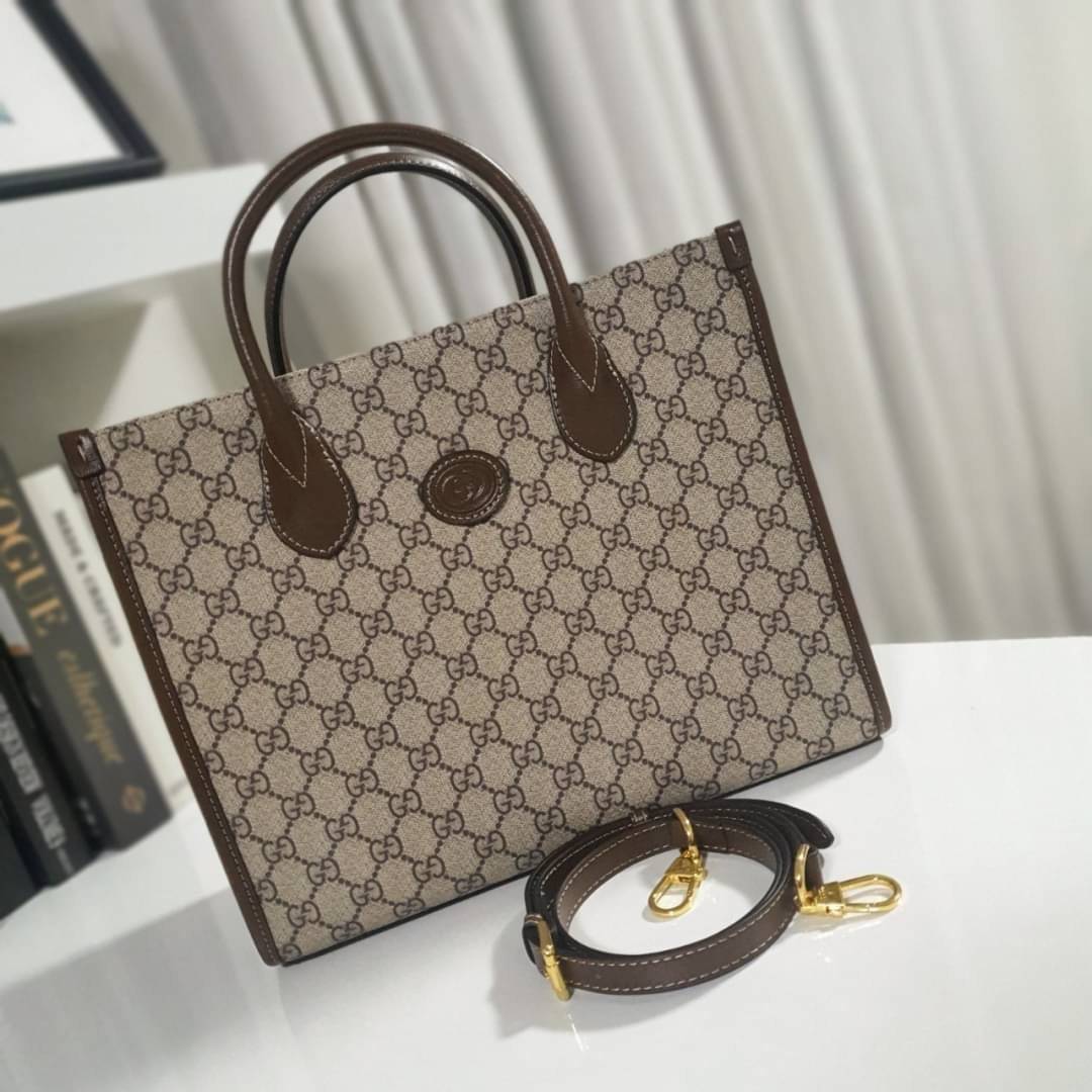 GUCCI FRAGRANCES CROSSBODY BAG VIP ORIGINAL 1:1 GIFT WITH PURCHASE (GWP) พรีเมี่ยมกิ๊ฟ Limited Edition จาก GUCCI PERFUME ใบใหญ่ทรง TOTE **ใส่ไอแพดได้ วัสดุ Geniune Leather หนังแท้ตัดผ้าแคนวาส ทรงเหลี่ยมสุดฮิต ดีไซน์สวยอยู่ทรง ภายในโล่งกว้าง มาพร้อมช่องซิป