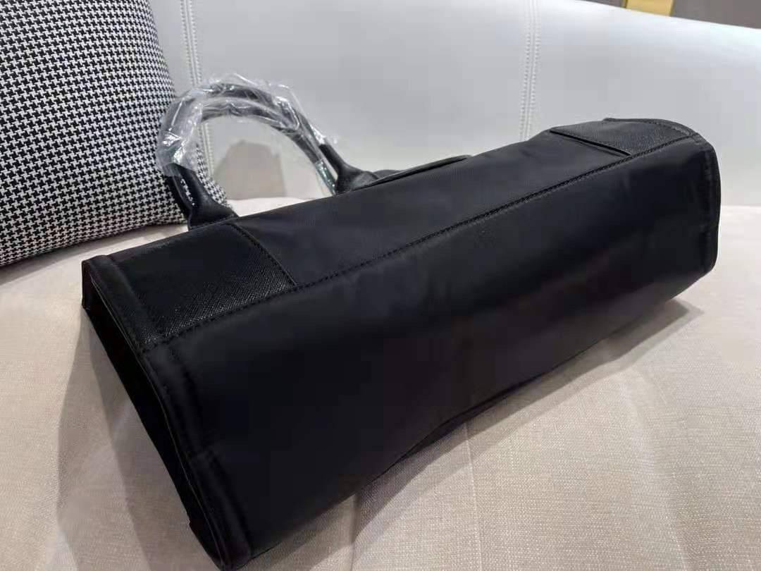 TORY BURCH ELLA TOTE BAG *BUY1GET1 สวยคุ้มในราคาสบายกระเป๋า‼️ กระเป๋าทรง SHOPPING วัสดุ NYLON ทั้งใบตัดด้วยหนัง SAFFIANO ดำ ตกแต่งด้วยหมุดรอบโลโก้แบรนด์ ด้านในบุผ้าปั้มแบรนด์ เปิดปิดด้วยกระดุมแม่เหล็ก ช่องกว้างหลักหนึ่งช่องและช่องซิปอีกช่อง พร้อมช่องใส่ขอ