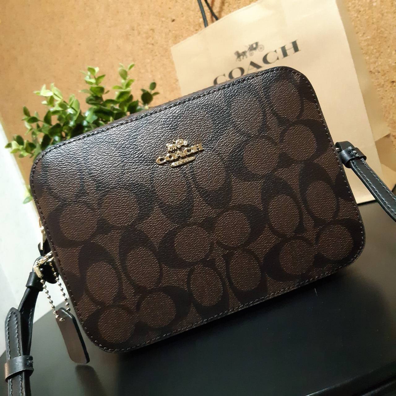 COACH 91677 MINI CAMERA BAG IN SIGNATURE CANVAS ขายดีที่สุด!! กระเป๋าสะพายข้างไซส์มินิ คลาสสิคอยู่ทรง อะไหล่ทองตัดดูหรู วัสดุหนังแคนวาสเคลือบลาย เปิด-ปิดด้วยซิป สายสะพายปรับได้ตามตัว ใบนี้แมทช์ได้ทุกลุค ใช้เป็น everyday bag ได้สบายๆเลยจ้า