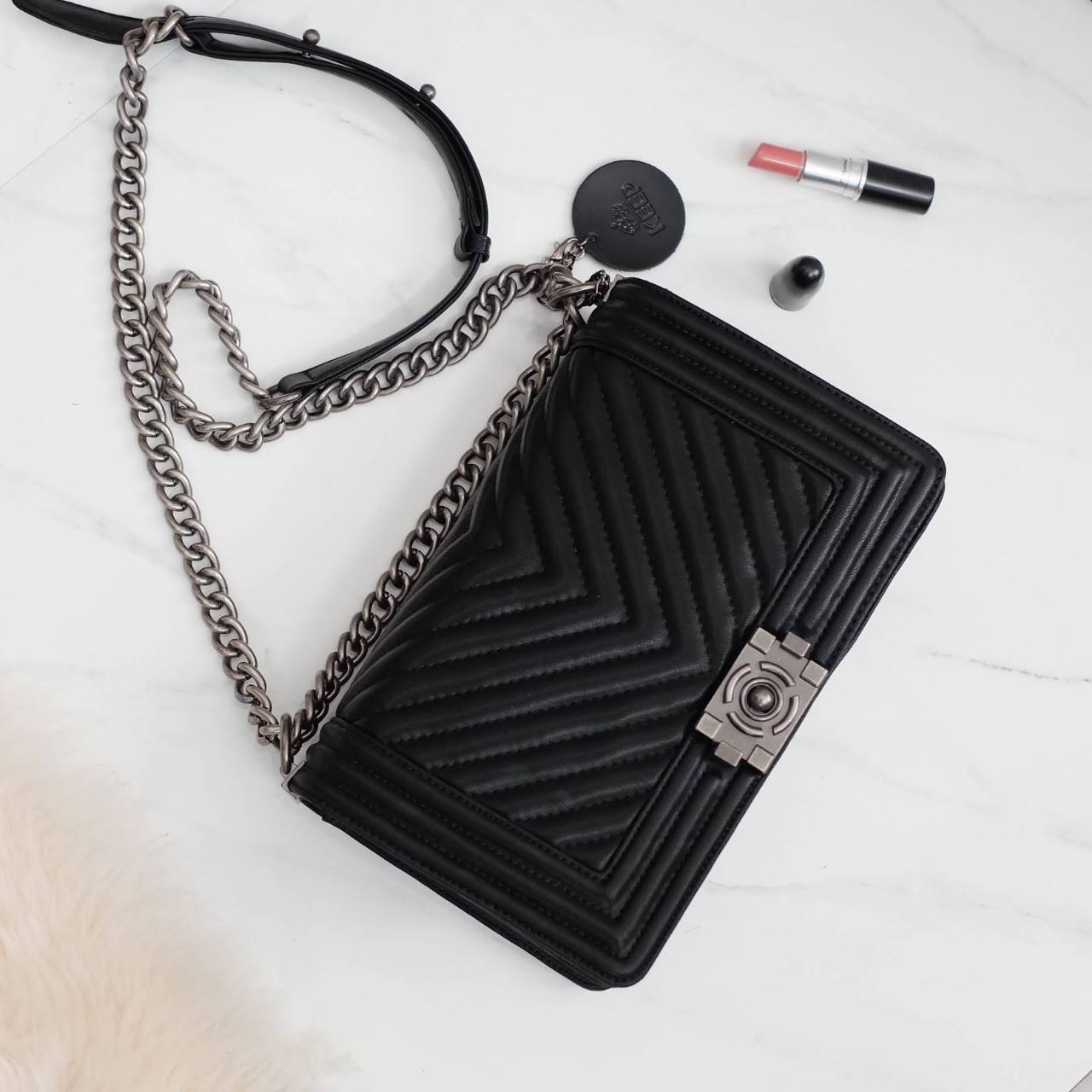 Keep chain large shoulder bag กระเป๋าทรงยอดฮิตคะ รุ่นนี้รับประกันความสวย คอลเลคชั่นใหม่ตัวกระเป๋าทำมาจากหนัง Microfiber เนื้อดี สวย ทน ขึ้นกว่าเดิมเยอะ !! ขนาดกะทัดรัด ภายในสีแดง มีช่องใส่ของจุกจิก สายโซ่ปรับได้ 2 แบบทั้งสายสั้น สายยาว สะพายพาดลำตัวได้คะ 