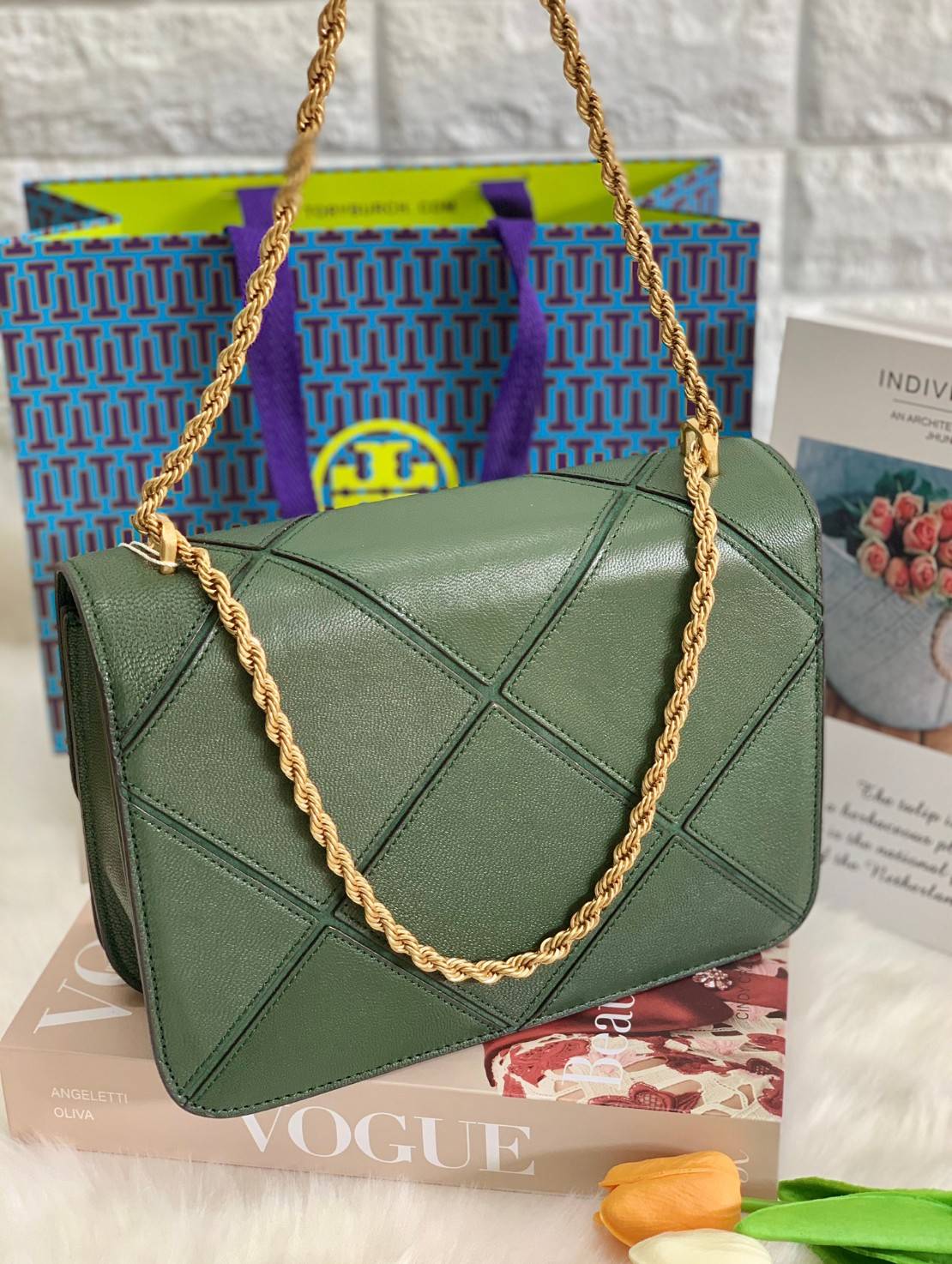 สวยจริงคุณภาพสูง ไม่จกตาค่ะ!! TORY BURCH ELEANOR QUILTED CONVERTIBLE SHOULDER BAG ((73590)) พร้อมส่งที่ไทย ใครรออยู่ห้ามพลาด จำนวนจำกัดค่ะ!! อีกรุ่นที่น่าครอบครองมากๆค่ะ😘 กระเป๋าสะพายข้างและทบสายเป็นคล้องไหล่ได้ หนังแท้ชั้นดีที่สุด ทำลายเหลี่ยมตัด