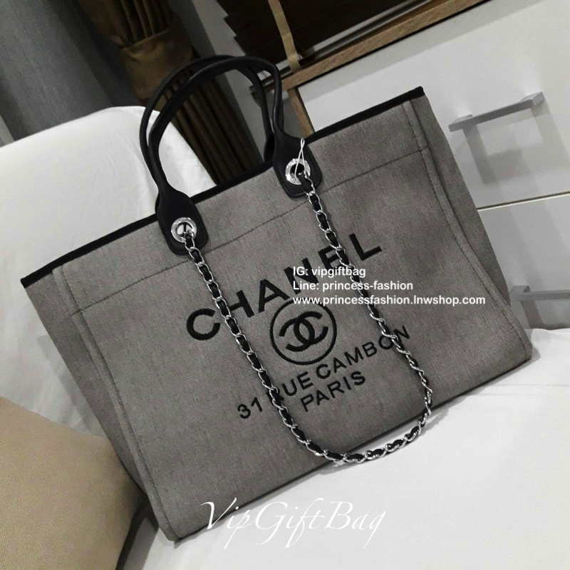Chanel tote canvas bag จากงานพรีเมี่ยม VIP GIFT รุ่นดังเลยค้า Size ใหญ่อลัง บอกเลยว่า *งานดีที่สุด ตัวกระเป๋า กระเป๋าผ้าเป็นผ้า canvas เนื้อดีสมราคา สัมผัส นุ่มลื่นมือมากกกก อะไหล่เงินปั้มแบรนด์แท้ทั้งใบ ด้านหน้าปัก logo แบรนด์สุดหรู จุของได้เยอะมากก มีช่