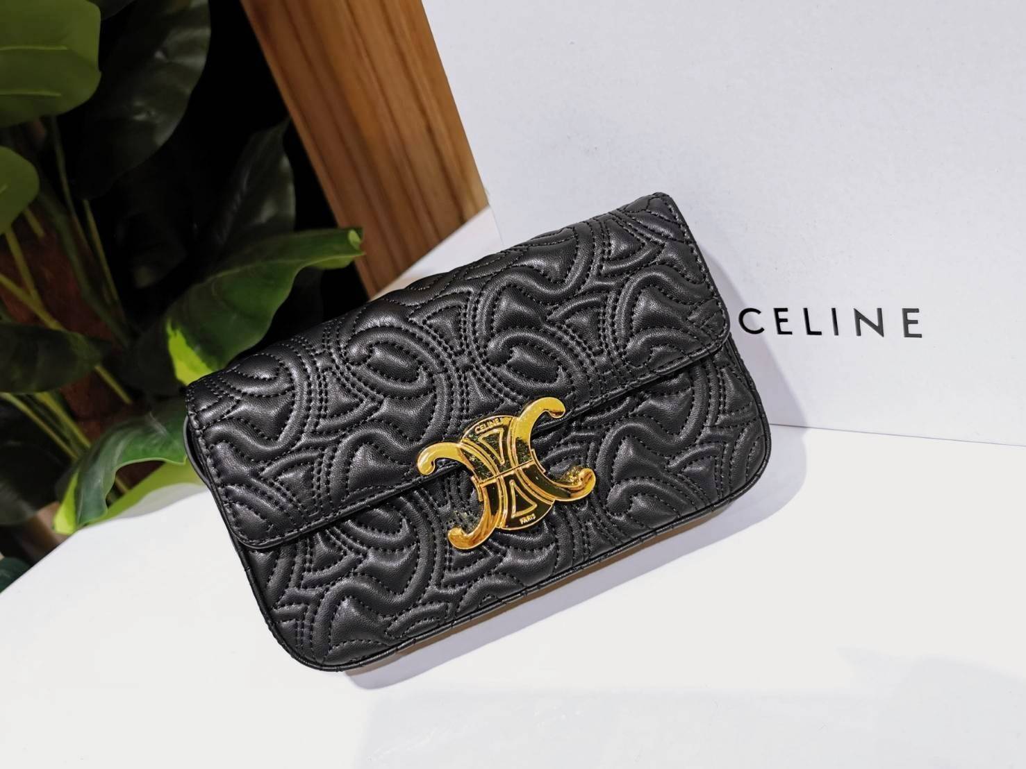พร้อมส่งความสวย! ไอเท็มหายาก! ห้ามพลาดค่ะ! CELINE TRIOMPHE SHOULDER BAG VIP วัสดุหนังแท้ลวดลายเอกลักษณ์ของ CELINE TRIOMPHE ดีไซน์ยอดนิยมสไตล์สาว LISA เปิดปิดด้วยฝาปิดโลโก้แบรนด์อะไหล่ทอง ภายในโล่งกว้าง ใส่มือถือ กระเป๋าสตางค์ เครื่องสำอางค์ ของใช้จุกจิกได