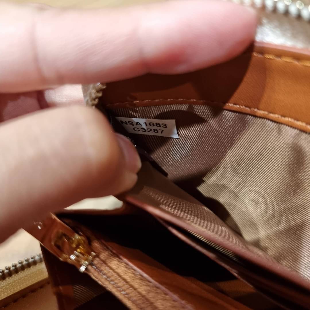 OUTLET 】COACH ACCORDION ZIP WALLET IN SIGNATURE CANVAS F86093 C3287 F98126 กระเป๋าสตางค์ใบยาว น่ารักน่าใช้