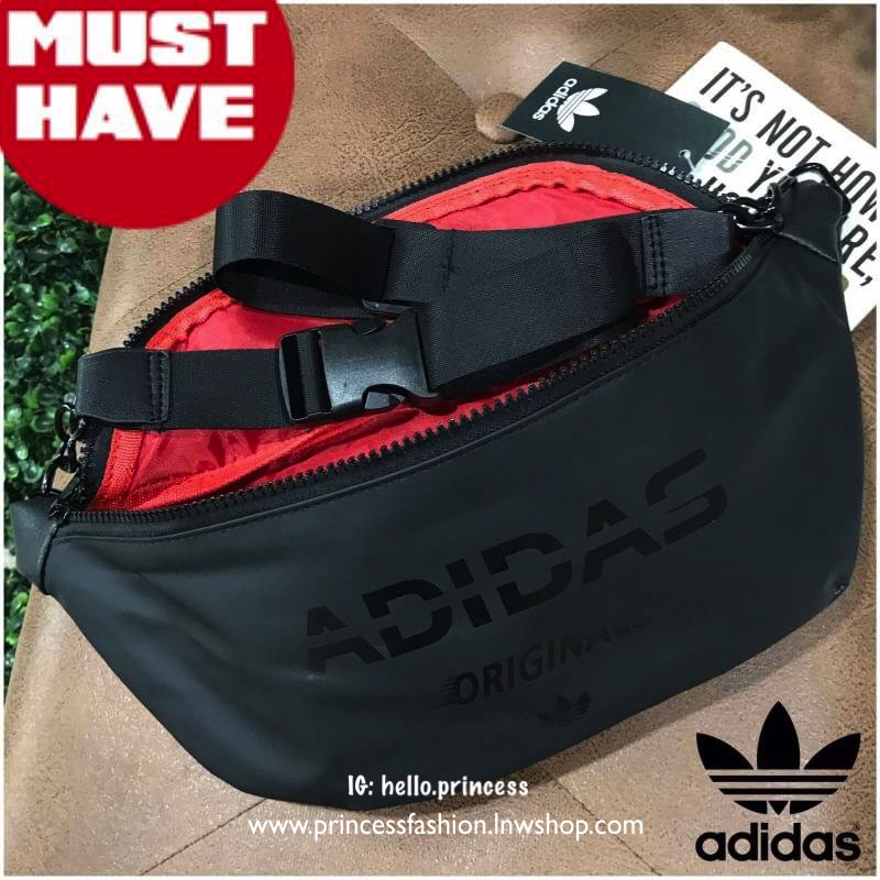 Adidas Waist Bag กระเป๋าสะพายสไตล์สปอร์ตแบบคาดเอวหรือคาดอกดีไซน์สุดฮิตใช้ได้ทั้งชายและหญิง วัสดุไนล่อนเนื้อแมทแบบนิ่มด้านหลังเป็นหนังเรียบ กันน้ำทำความสะอาดง่าย ขนาดกำลังดี น้ำหนักเบา ด้านหน้ามีโลโก้แบรนด์ เปิดปิดด้วยซิปสะดวกใช้ หัวซิปแบรนด์ สายสะพายเลื่อ
