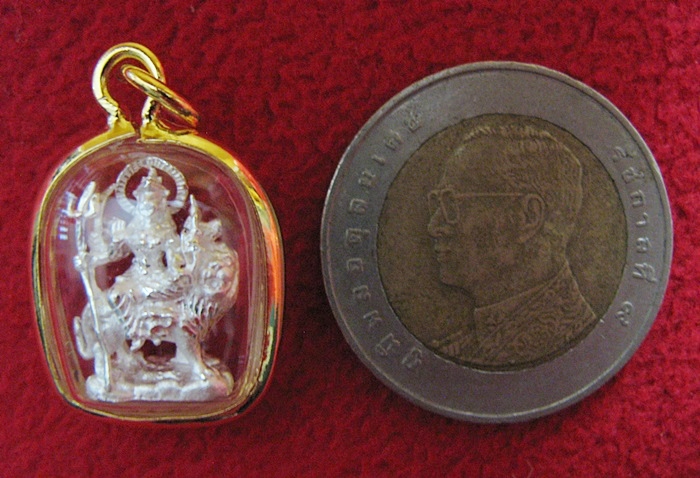 สินค้าหมดค่ะ จี้พระแม่ทุรคา(พระแม่อุมา)ปางประทานพรขี่สิงโต เนื้อเงินพ่นทรายเลี่ยมทองไมครอนพร้อมใบคาถาค่ะ