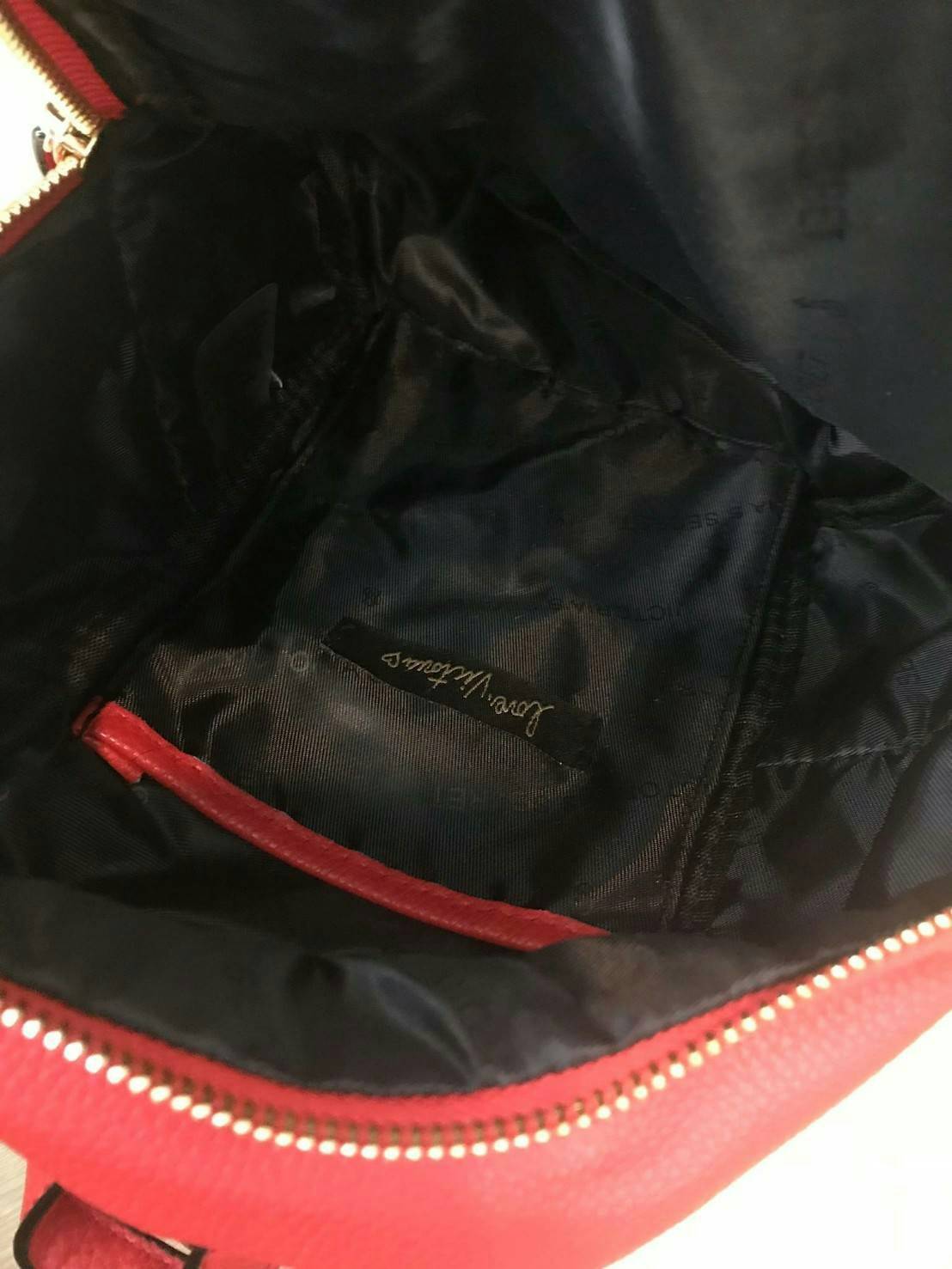 Victoria’s Secret Pebbled V-Quilt Small City Backpack กระเป๋าเป้สไตล์คลาสสิค วัสดุลายหนังแกะเทียม หนังนิ่ม เปิดปิดด้วยซิปคู่ ภายในบุผ้าสกรีนโลโก้ ใส่มินิไอแพค กระเป๋าสตางค์ยาวได้ สายสะพายโซ่ต่อหนังปรับระดับได้ ด้านหน้ามีช่องซิปร้อยหนังเส้นยาวดูมีดีเทล สะพ