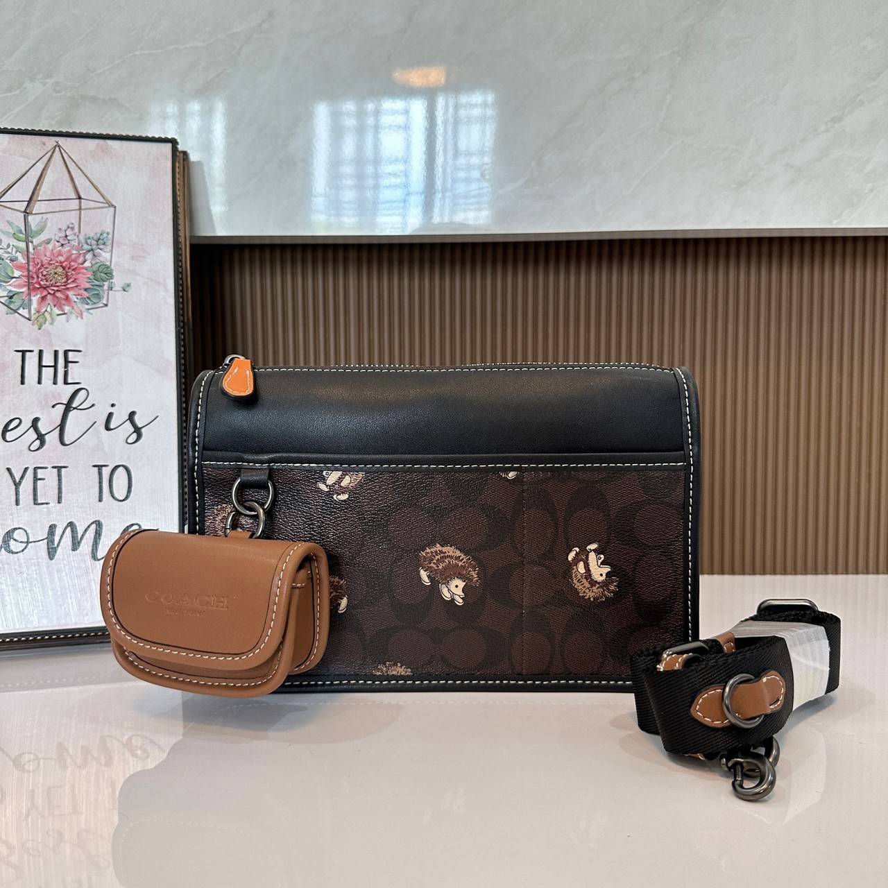 Coach Heritage Convertible Crossbody In Signature Canvas With Creature Print( cc131) กระเป๋าไฮบริดแบบถอดได้รุ่นใหม่ หล่อเท่ส์ สะพายสามารถสะพายทำงานดูดีสุดๆคะ มาพร้อมกระเป๋าใบเล็กห้อยสุดเก๋ วัสดุแคนวาสตัดขอบหนังแท้ เปิด ปิดด้วยซิป ซับในผ้า ด้านนอกกระเป๋าเป
