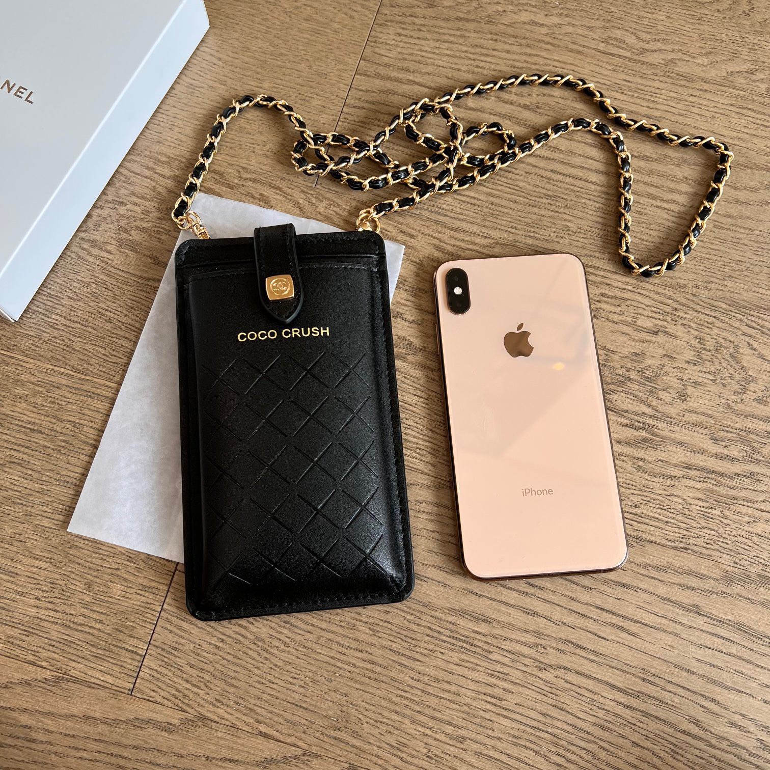 ด่วนมีจำกัด!! CHANEL COCO SMARTPHONE CASE AND CROSSBODY BAG กระเป๋าใส่มือถือ ใส่บัตร ที่มาพร้อมสายสะพายสวยหรู ตัวหนังนิ่ม ขนาดกำลังน่ารัก