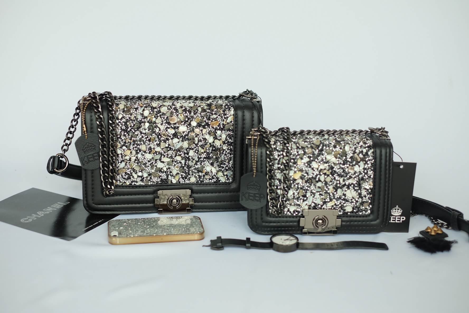 แบบมาใหม่ Limited กันเลยค่า 👍 ทางร้าน ได้กระเป๋า จากแบรนด์ KEEP ทรง Chanel สุดหรู รุ่น KEEP shoulder diamond chain bag สวย หรู มากๆ เลยน๊า กระเป๋าอยู่ทรงสวยงามมากคะ สายโซ่ มีที่รองไหล่ สะพายสบายคะ สายปรับ สั้น ยาวได้คะ ภายในสีแดง มีช่องใส่ของ 1 ช่