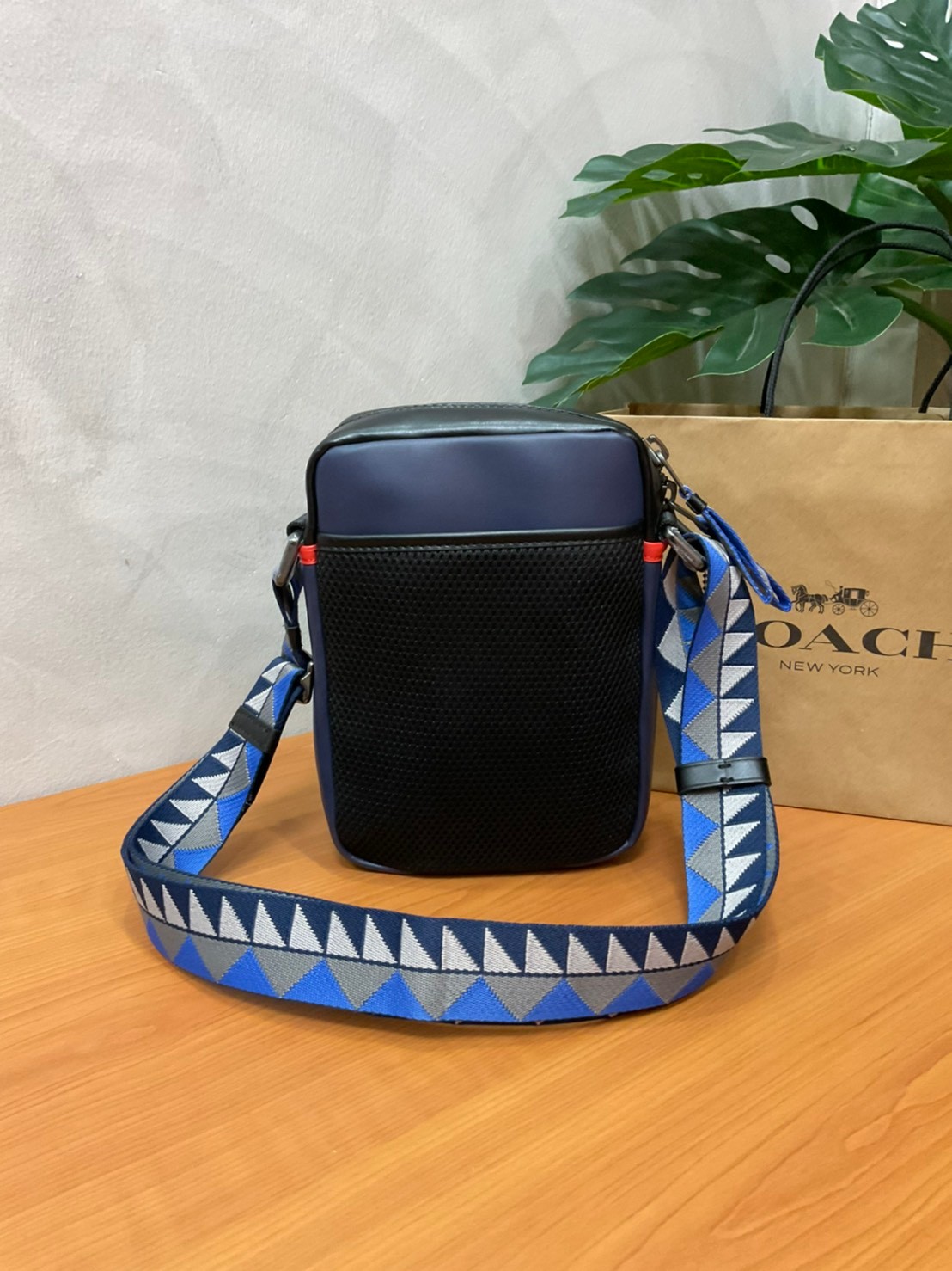 COACH NORTH/SOUTH EDGE CROSSBODY (COACH 5626) IN SIGNATURE CANVAS (COACH 6788) กระเป๋าสะพายผู้ชาย กระเป๋าสะพายรุ่นใหม่ ชนช็อป (!!)รุ่นหายาก สี COBALT MULTI วัสดุทำจาก หนังลูกวัวแท้ เนื้อเรียบ พิมพ์ลาย ขนาดกำลังดี