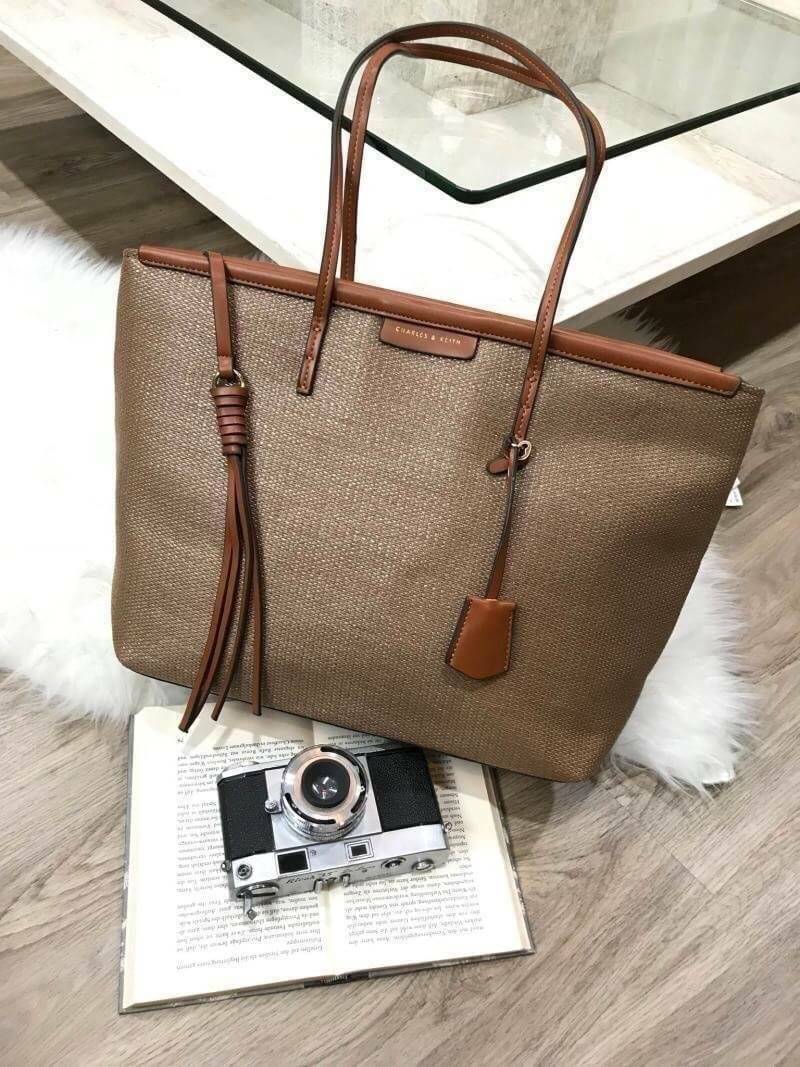 Best Seller!!! Charles & Keith Black Textured Tote Bag กระเป๋าสะพายทรง Shopping ใบใหญ่จุใจวัสดุ Polyester Textured สานรอบใบตัดด้วยหนังเรียบอยู่ทรง กันน้ำ น้ำหนักเบา ด้านหน้ามีโลโก้พร้อมTAG พวงกุญแจห้อยที่หูหิ้ว เปิดปิดด้วยซิปพู่หนัง ภายในกว้างและจุ มีช่อง