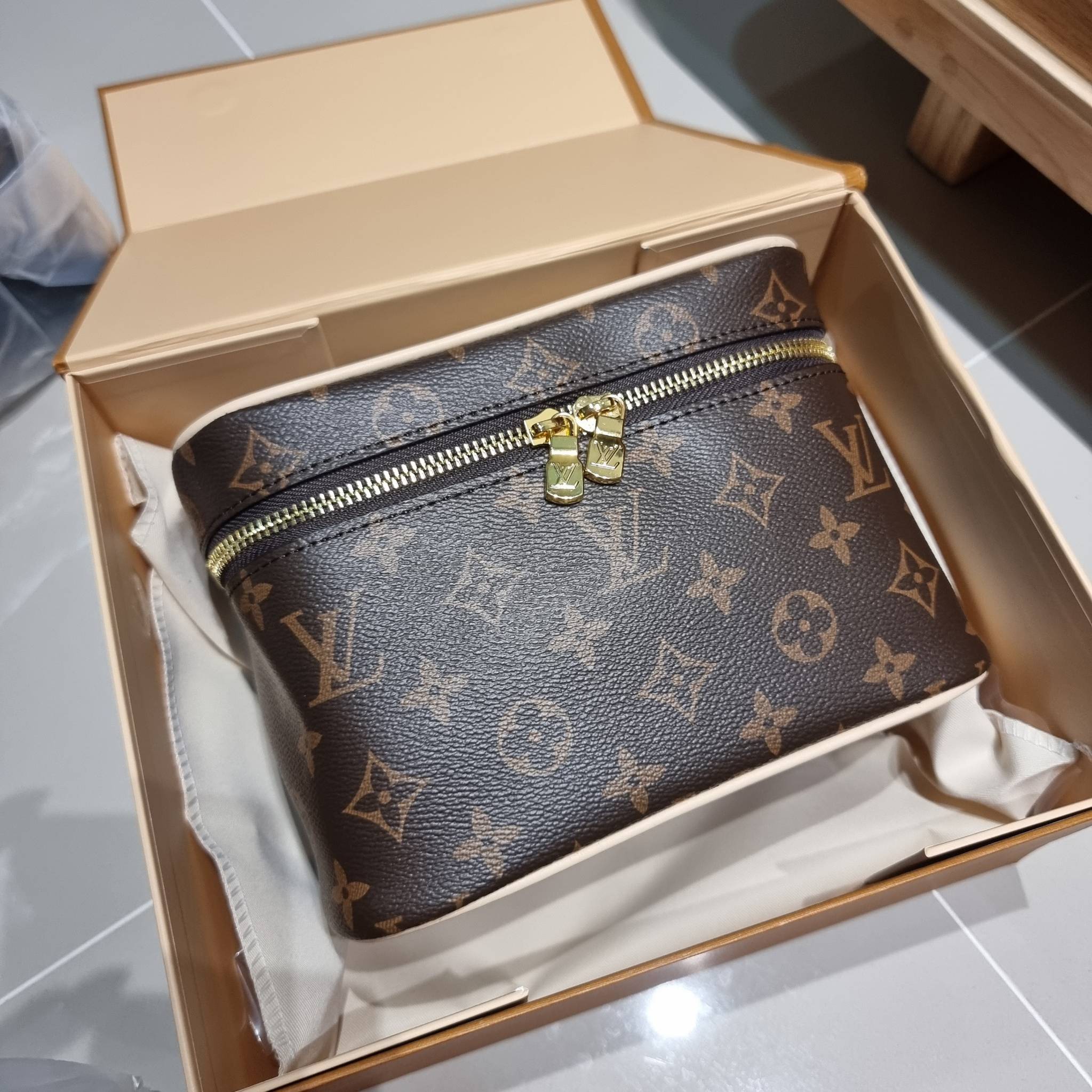 LV NICE MINI MONOGRAM BAG เบสท์เซลเลอร์คอลเลคชั่น ที่ใครๆก็ต้องมีใช้ กับกระเป๋า cosmetics ทรงกล่อง ใส่เครื่องสำอางค์ หรือจะใช้ใส่ของพกจำเป็นประจำวันก็ได้ สบายๆ