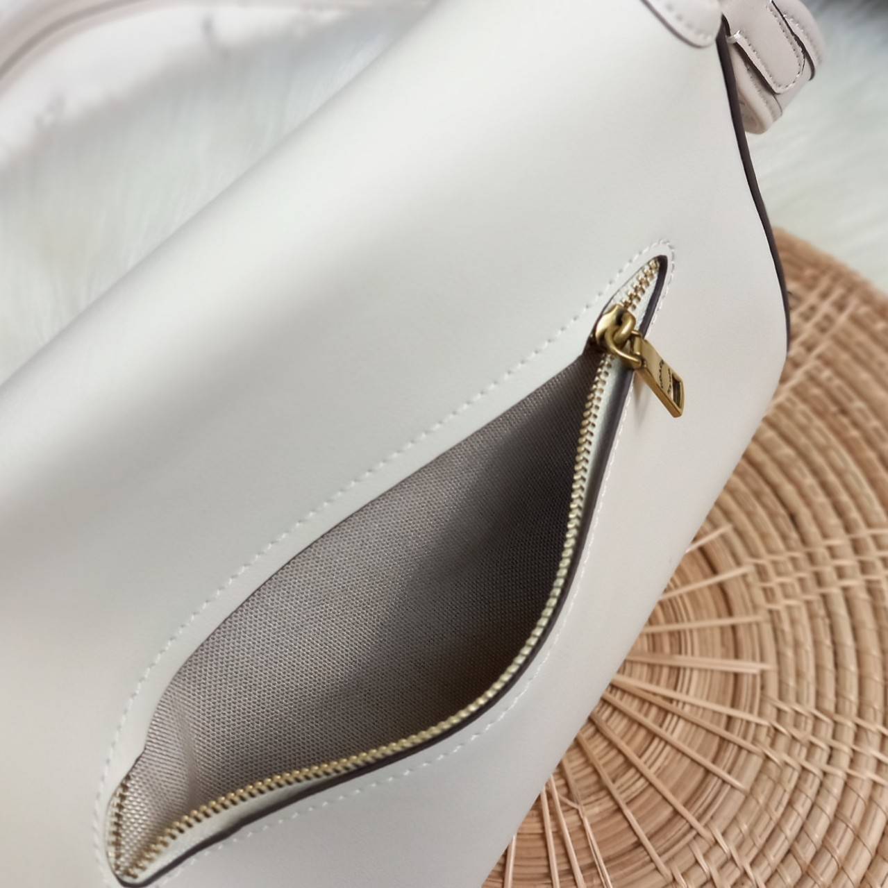 COACH SOFT TABBY SHOULDER BAG (C4823//C5261) กระเป๋าถือ กระเป๋าสะพาย ที่ใครๆก็เข้าถึงได้ หรูหรา คลาสสิค ลุคเรียบร้อย แต่ความสวยไม่น้อย! ดาเมจความลุคผู้ดีรุนแรงมาก!!เกินต้าน!!// วัสดุหนังแท้ทั้งใบ หนังเรียบ หนังนิ่มมากๆ อยู่ทรงสวยมากๆด้วย// ด้านในโล่งกว้าง