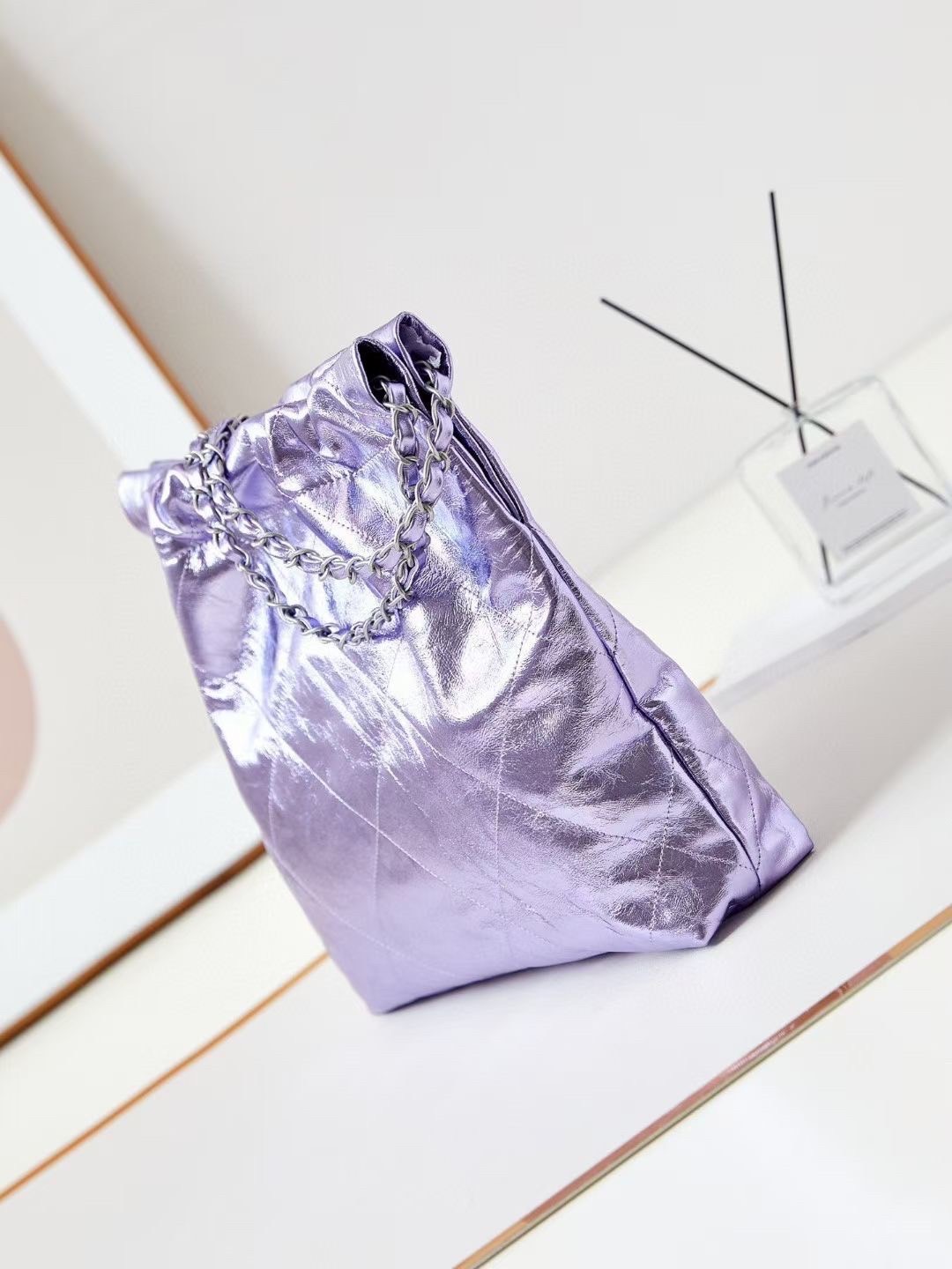 CHANEL 22 Medium HANDBAG In Metallic & Gold-Tone Metal กระเป๋าสะพายสีเมทัลลิค เกรดออริ ท็อป สลับแท้ 1:1 เกรดดีสุด ผ่านทุก ตม หนังแท้สวย ใช้งานต่างประเทศได้