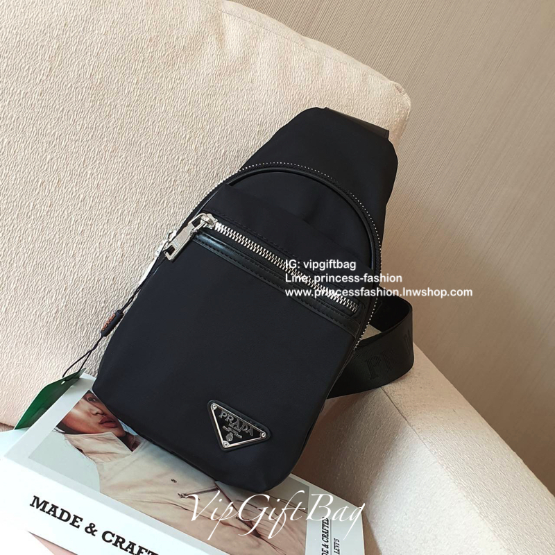 มาใหม่อีกหนึ่งรุ่น Prada เหมาะกับท่านชาย กับกระเป๋าคาดอก ทรงสวย ทรงฮิต วัสดุผ้า NYLON คุณภาพดี กันน้ำ100% ใส่ของได้หลากหลาย ตัวกระเป๋าอะไหล่สีเงิน มาพร้อมซิปด้านหน้ากระเป๋า ใส่ของได้หลากหลาย เพิ่มลุคเท่ในวันชิลๆให้กับคุ ผู้ชายที่สุด จะซื้อใช้เองหรือเป็นขอ