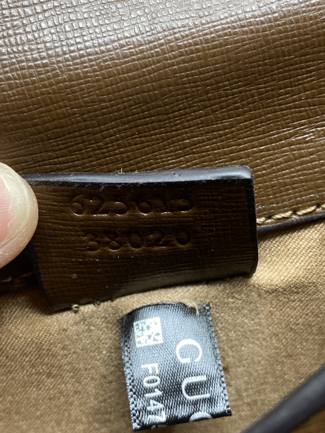 หนังแท้ GUCCI Horsebit phone bag กระเป๋าสะพาย กระเป๋าใส่โทรศัพท์สุดคลาสสิก หนังวัวแท้สีน้ำตาล/สีขาว อะไหล่ทองสวย ดีไซต์สัญลักษณ์วงแหวนตามแบบฉบับแบรนด์ สายสะพายยาวที่สามารถปรับระดับได้ ภาพสินค้าถ่ายจากงานขายจริง ใช้งานต่างประเทศได้ค่ะ