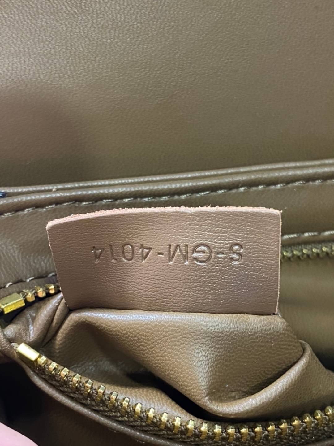 CELINE TRIOMPHE CROSSBODY BAG / CELINE TEEN ดีไซน์ยอดนิยมสไตล์ LISA ทรงสี่เหลี่ยมหนังสวยหรูอยู่ทรงเปิดปิดด้วยฝาปิดโลโก้แบรนด์อะไหล่ทอง ภายในมีช่องหลัก ช่องย่อย และช่องซิป สามารถใส่มือถือของใช้จุกจิกได้เยอะ มาพร้อมสายสะพายหนังยาวปรับระดับได้ จะสะพายไหล่ CR