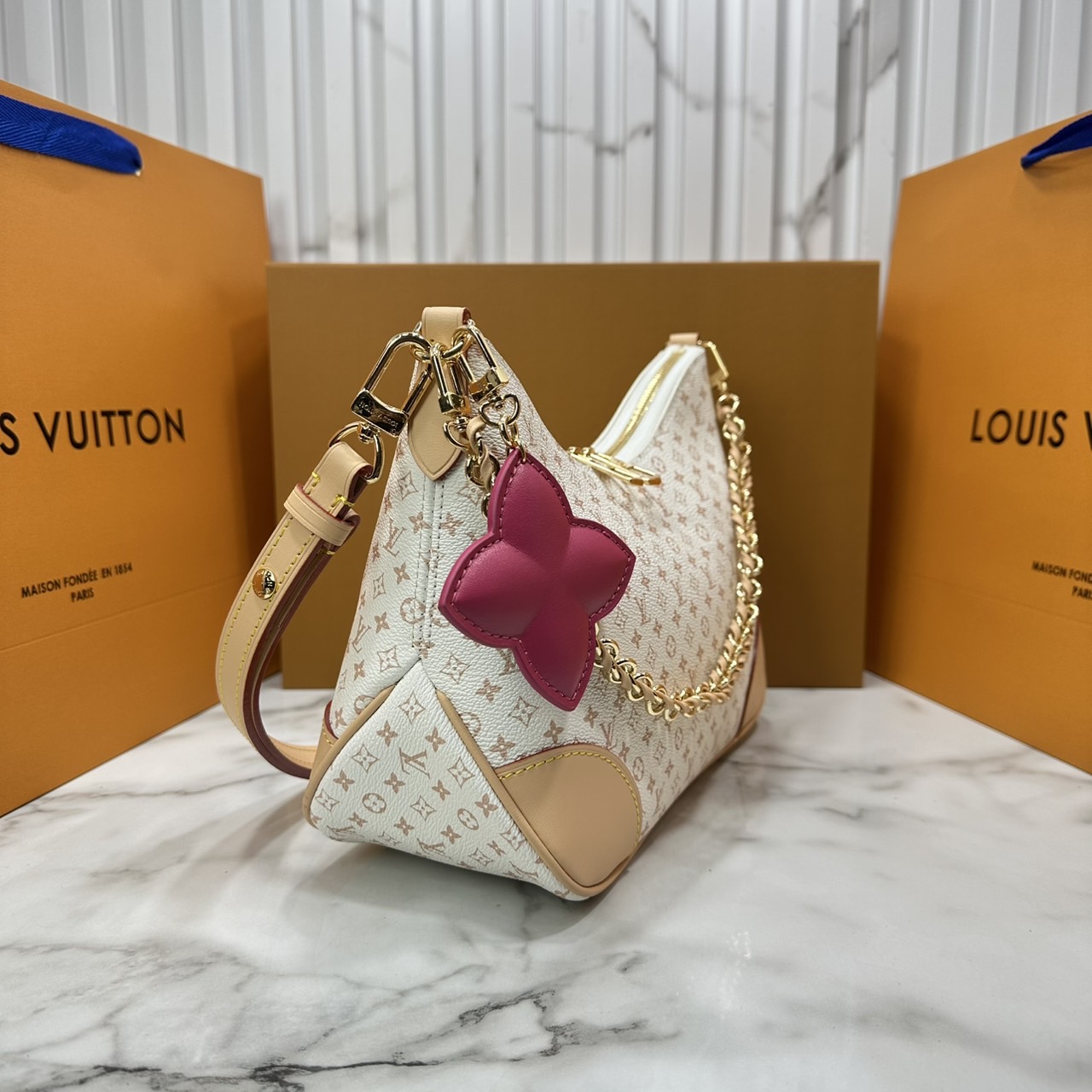 ORI หนังแท้ | LV Boulogne PM bag กระเป๋าสะพายทรงโฮโบ ดีไซน์อเนกประสงค์จาก Monogram แคนวาสคลาสสิก มีสายสะพายแบบถอดออกได้ เลือกสะพายเฉียง สะพายไหล่แบบสายยาว หรือสะพายไหล่แบบสายสั้นได้ตามต้องการ เมื่อถอดสายออก