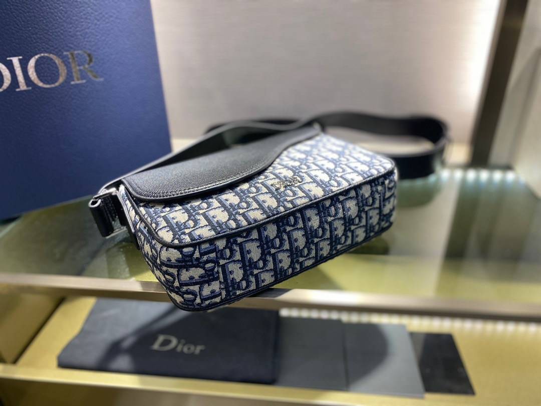 หนังแท้ DIOR MINI SADDLE MESSENGER BAG Beige and Black Dior Oblique Jacquard and Black Grained Calfskin พร้อมส่งที่ไทย งานหนังแท้และผ้าแจ็คการ์ดออริจินอล ภาพสินค้าถ่ายจากงานขายจริง ใช้งานต่างประเทศได้