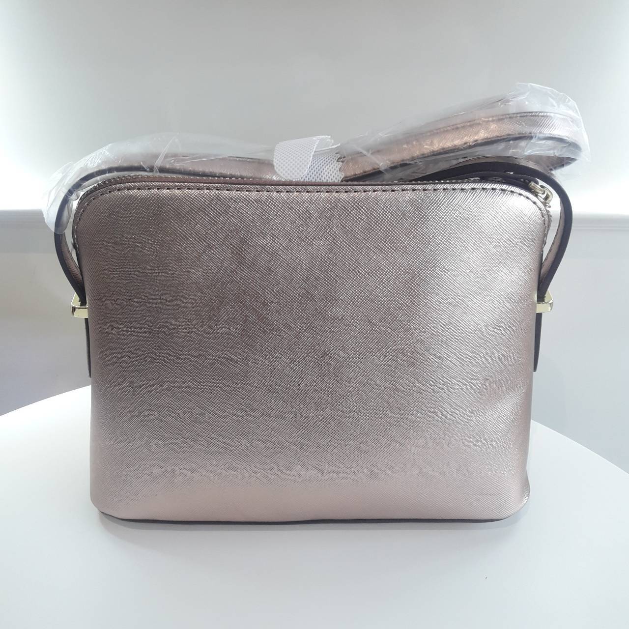 KATE SPADE CEDAR STREET MANDY แบรนด์ดังจากอเมริกาสุดฮิตของวัยรุ่น กระเป๋าสะพาย หนัง saffiano ขนาดน่ารักกำลังดี เปิดปิดด้วยซิปเดียวด้านบน ภายในมีช่องเล็ก1ช่อง ใส่มินิไอแพคได้ ความยาวสาย 117cm ปรับได้ถึง5ระดับ รุ่นฮิตอีกรุ่นที่ไม่ควรพลาดเลยคร้า