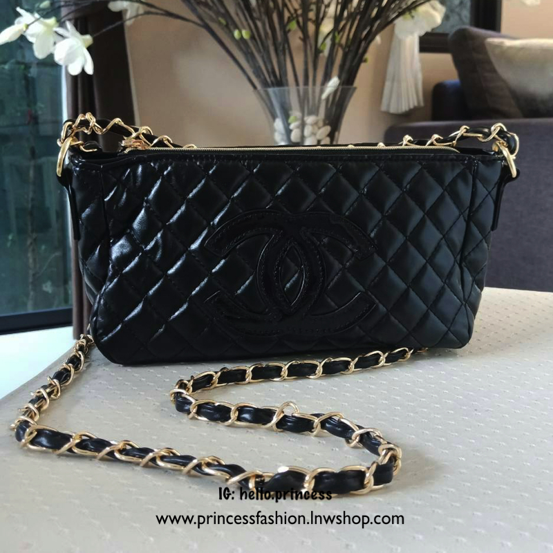 New Arrival 2018!!! Chanel Cosmetic Cluth Bag With Chain กระเป๋าทรงสวยหรู อะไหล่ทองจาก Chanel Cosmetic Counter VIP Gift วัสดุหนังสังเคราะห์ PU เต็มใบ เปิดปิดด้วยซิปปั้มหัวซิปแบรนด์ ซับในสกรีนโลโก้ ภายในกว้างใส่กระเป๋าสตางค์ใบยาว iphone เครื่องสำอาง มาพร้อ