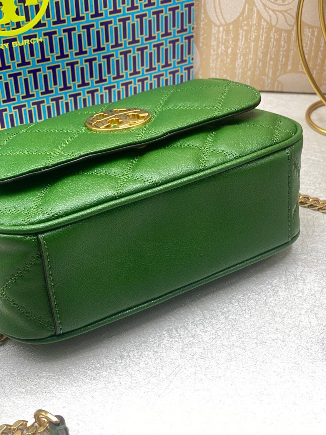 Tory Burch Willa Mini Top Handle Bag พร้อมส่งที่ไทย ใบจริงคือสวยสุดดไปเลยค่าา! กระเป๋าสะพายข้างหรือหิ้วก็เก๋ไปอีกเลยค่ะ! หนังอย่างดี ลายนวมนิ่มมือดีมากค่ะ ด้านหน้ามีอะไหล่โลโก้แบรนด์