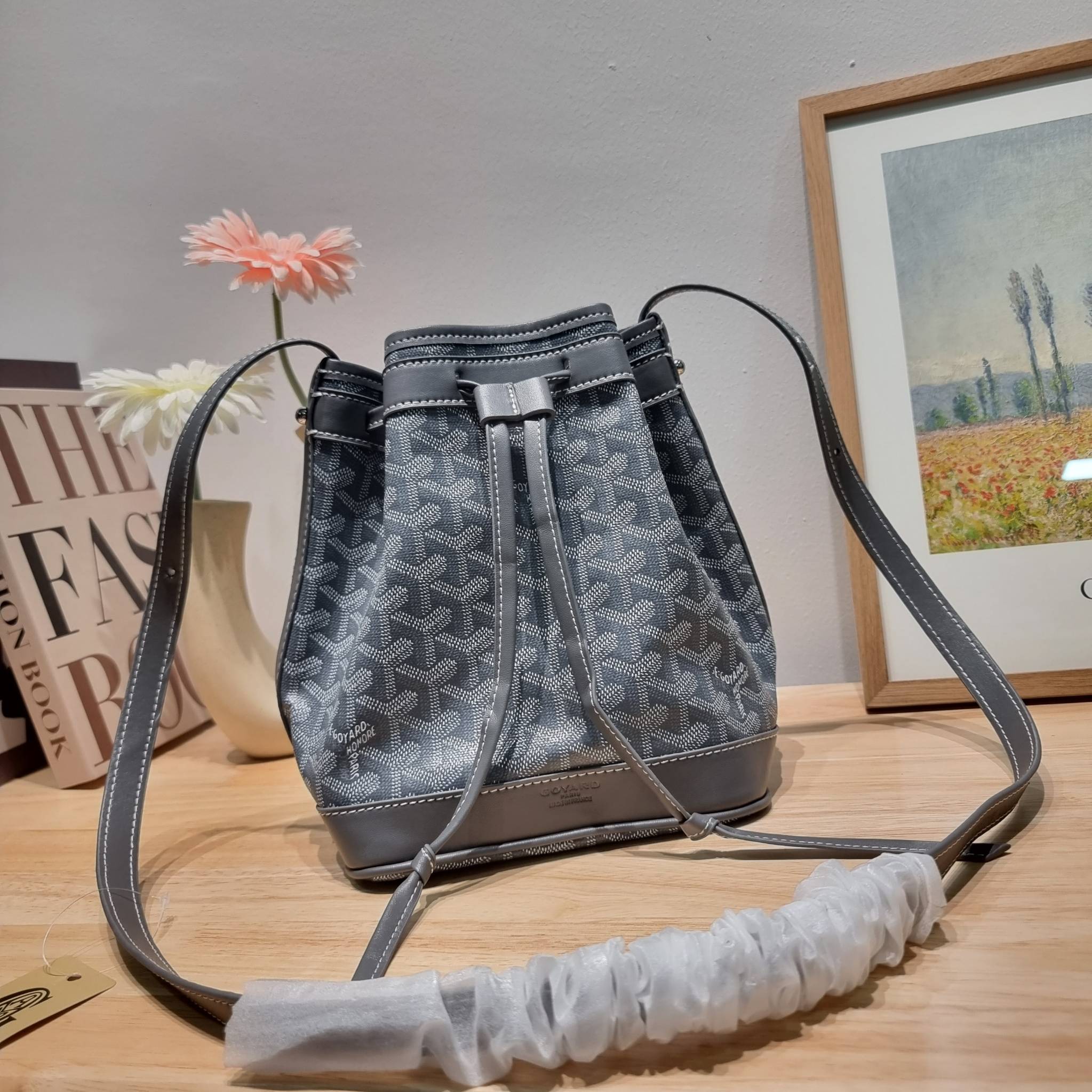 GOYARD PETITE FLOT BUCKET BAG กระเป๋าสะพายทรงบัคเก็ต ที่ดีไซน์สะดวกต่อชีวิตมาก รูปทรงคลาสสิค ดีไซน์เป็นเอกลักษณ์ สดใสทุกสี ดูผู้ดีในตัว วัสดุหนังแคนวาสพิมพ์ลายสวยคม ปากกระเป๋ารูดเปิด-ปิดได้ตามชอบ ภายในเป็นช่องโล่ง ใส่กระเป๋าสตางค์ มือถือ ได้ครบถ้วน มาพร้อ
