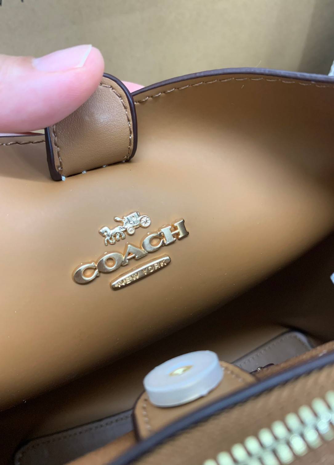 รุ่นฮิต รุ่นขายดี รุ่นที่สาวๆต้องมีค่ะ!! COACH SMALL TOWN BUCKET WITH DANDELION PRINT ((2310)) พร้อมส่งที่ไทยอีกครั้ง ห้ามพลาดค๊าาา😘 กระเป๋าทรงถัง หนังแท้ลายหนังสวยนิ่มอย่างดีค่ะ!