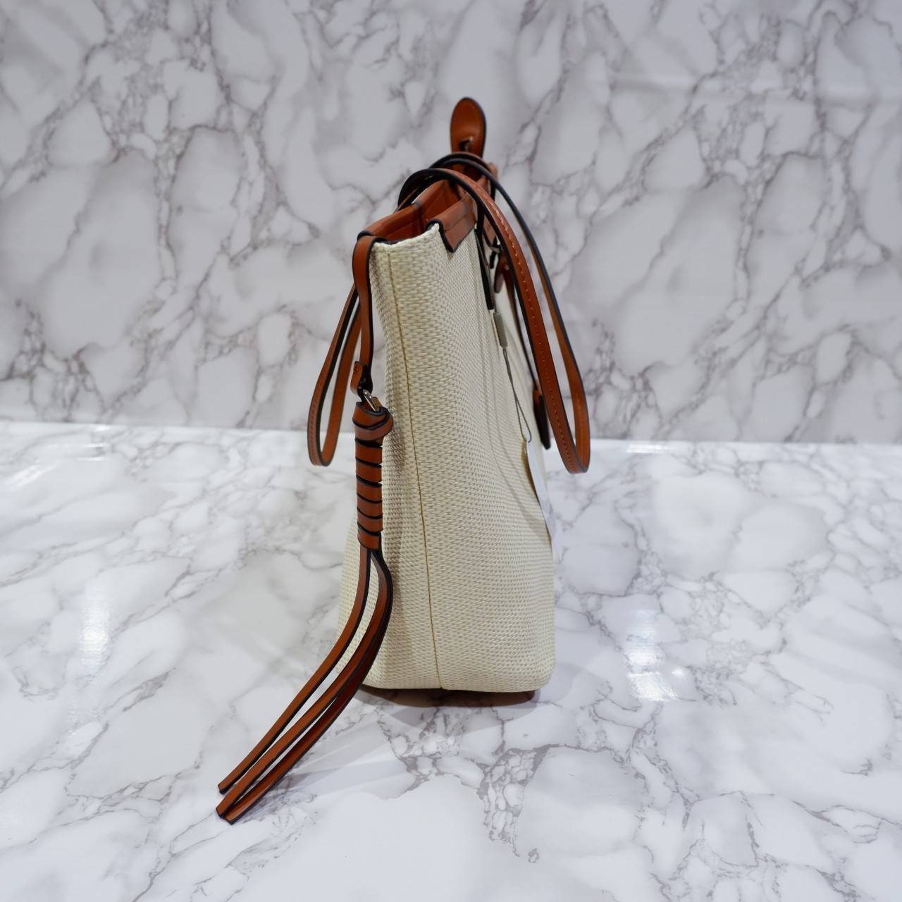 Charles & Keith Black Textured Tote Bag ฮอตฮิตตลอดกาลสำหรับรุ่นนี้ รุ่นยอดนิยม!! มากี่รอบกี่รอบก็ขายดี ใครไม่มีรุ่นนี้ติดตู้ไว้ถือว่าเชยมาก(!!) กระเป๋าสะพายทรง Shopping bag ใบใหญ่จุของได้ใจ น้ำหนักเบา โดดเด่นด้วย Textured วัสดุสานรอบใบ ตัดขอบหนัง สวยอยู่ท