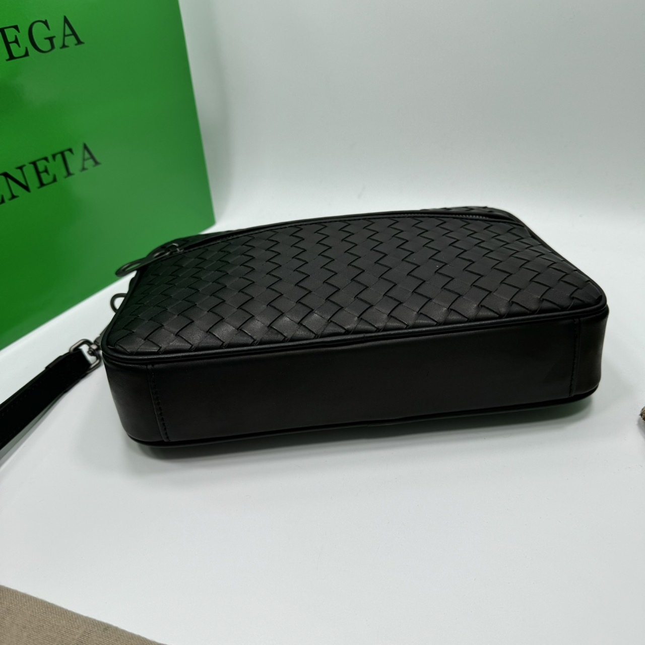 BOTTEGA Clutch Bag / BOTTEGA Intrecciato Pouch With Wristlet กระเป๋าทรงพอช/คลัช มีสายคล้องมือ เท่คลาสสิก ดีไซส์สานเป็นเอกลักษณ์ everyday look เอาใจหนุ่มๆ