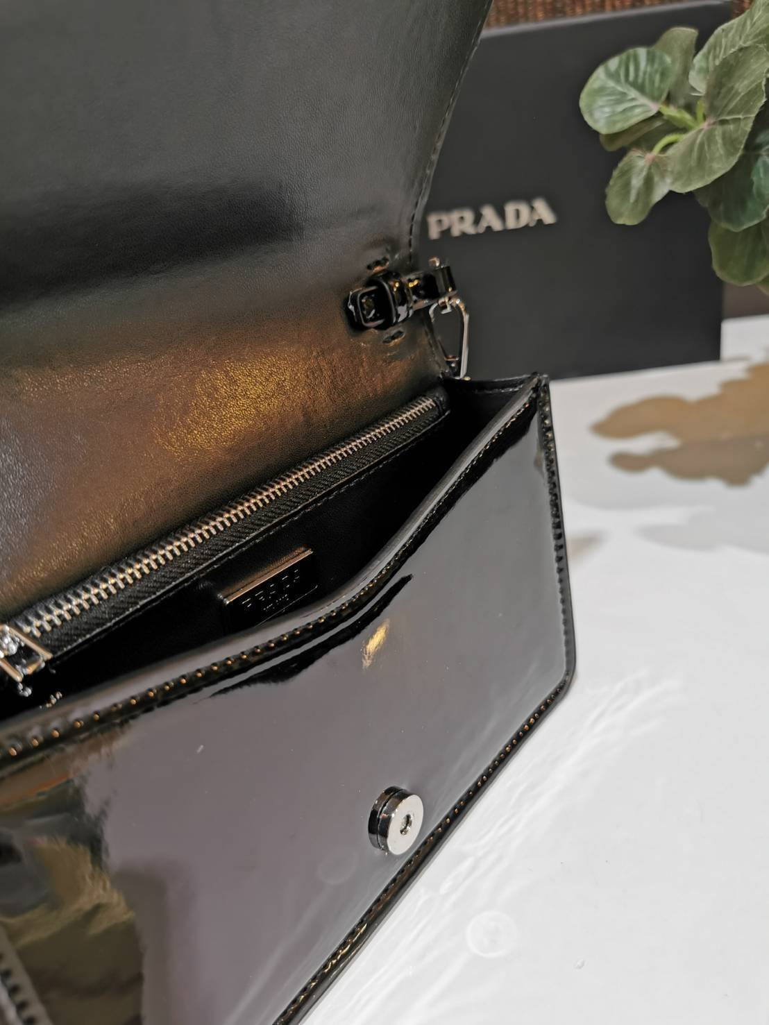 PRADA CLUTCH BAG WITH CARD HOLDER VIPGIFT WITH PURCHASE พรีเมี่ยมกิ้ฟรุ่น Limited จาก DUTYFREE สวยหรูดูดีสุดคุ้มมากๆได้ทั้งกระเป๋าสะพายทรงคลัชพร้อมสายโซ่แบรนด์ + กระเป๋า Card Holder ใส่นามบัตรครบชุดไอเท็มใหม่ล่าสุดน่าใช้น่าสะสม สินค้ามาพร้อมกล่องแบรนด์ Du