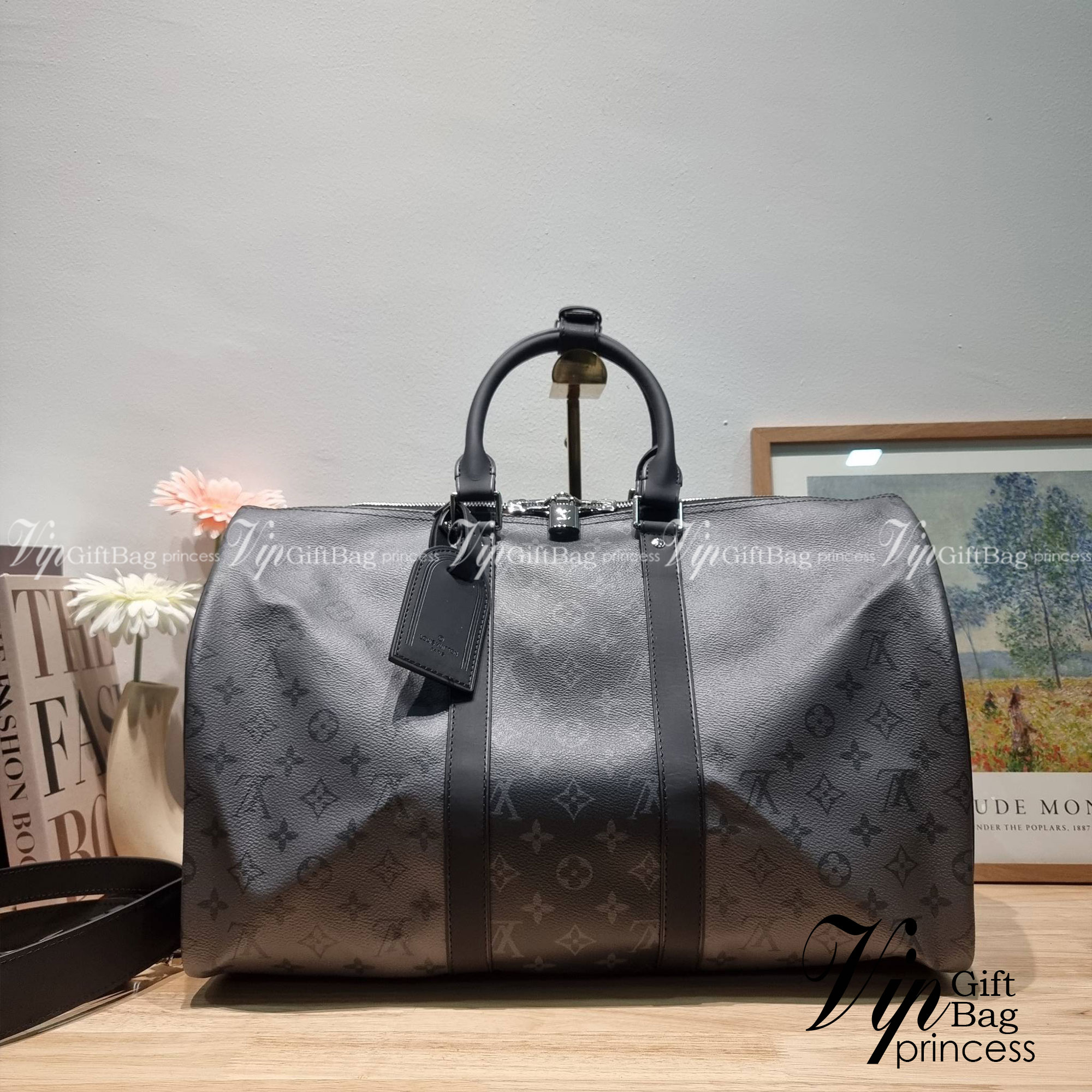 LV KEEPALL BANDOULIERE MONOGRAM ECLIPSE REVERSE กระเป๋าเดินทางสุดคลาสสิค ทึ่ใครๆก็เฝ้ารอ ไอเท็มที่จะทำให้การเดินทางไม่ธรรมดาอีกต่อไป ด้วยดีเทลความเป็นเอกลักษณ์ เรียบแต่หรู วัสดุหนังแคนวาสคุณภาพดี ลวดลายโมโนแกรม เปิด-ปิดด้วยซิปแน่นหนา มีกุญแจล็อคได้ มีสายส