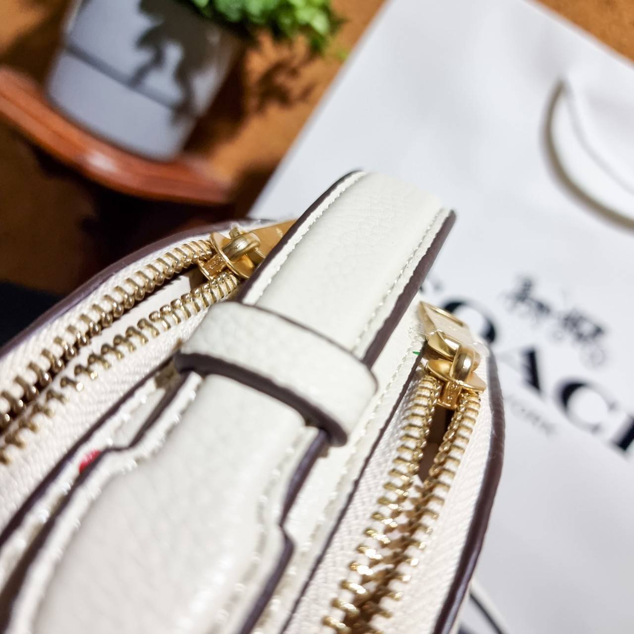 COACH C4252 SERENA SATCHEL WITH WILD MEADOW PRINT อีกหนึ่งคอลเลคชั่นตัวท็อป ที่ขายได้ตลอดปี ดีไซน์ใหม่ล่าสุด สไตล์คุณหนู ลุคหวานๆ กระเป๋าสะพายข้าง สวยอยู่ทรง สะพายขับผิวเป็นที่สุด วัสดุหนัง pepble สัมผัสนิ่ม เปิด-ปิดด้วยซิป 2 ช่องหลัก ภายในเป็นช่องโล่ง เก