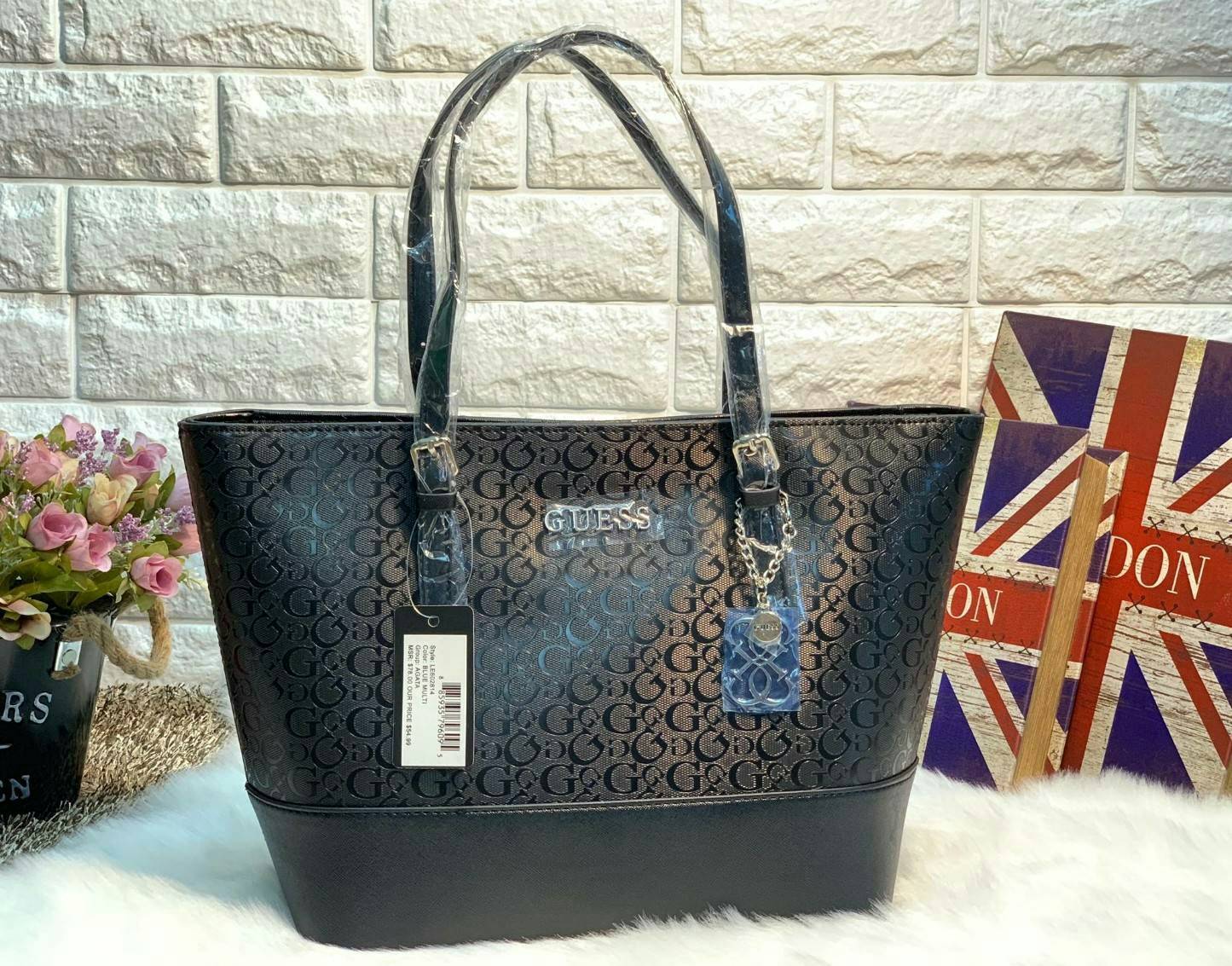 GUESS WOMEN LARGE TOTE BAG กระเป๋าถือ//สะพายไหล่ ทรง Tote ตัวกระเป๋าลายแบรนด์ทั้งใบ ผสมหนังซาฟเฟียโน่ตรงขอบล่างกระเป๋าค่ะ ด้านหน้าห้อยอะไหล่แบรนด์มาให้ เปิดปิดกระเป๋าแบบซิป ภายในโล่ง กว้าง ใส่ของได้จุค่ะ มีช่องซิปและช่องเล็กใส่ของจุกจิกนะค่ะ หูหิ้วสามารถป
