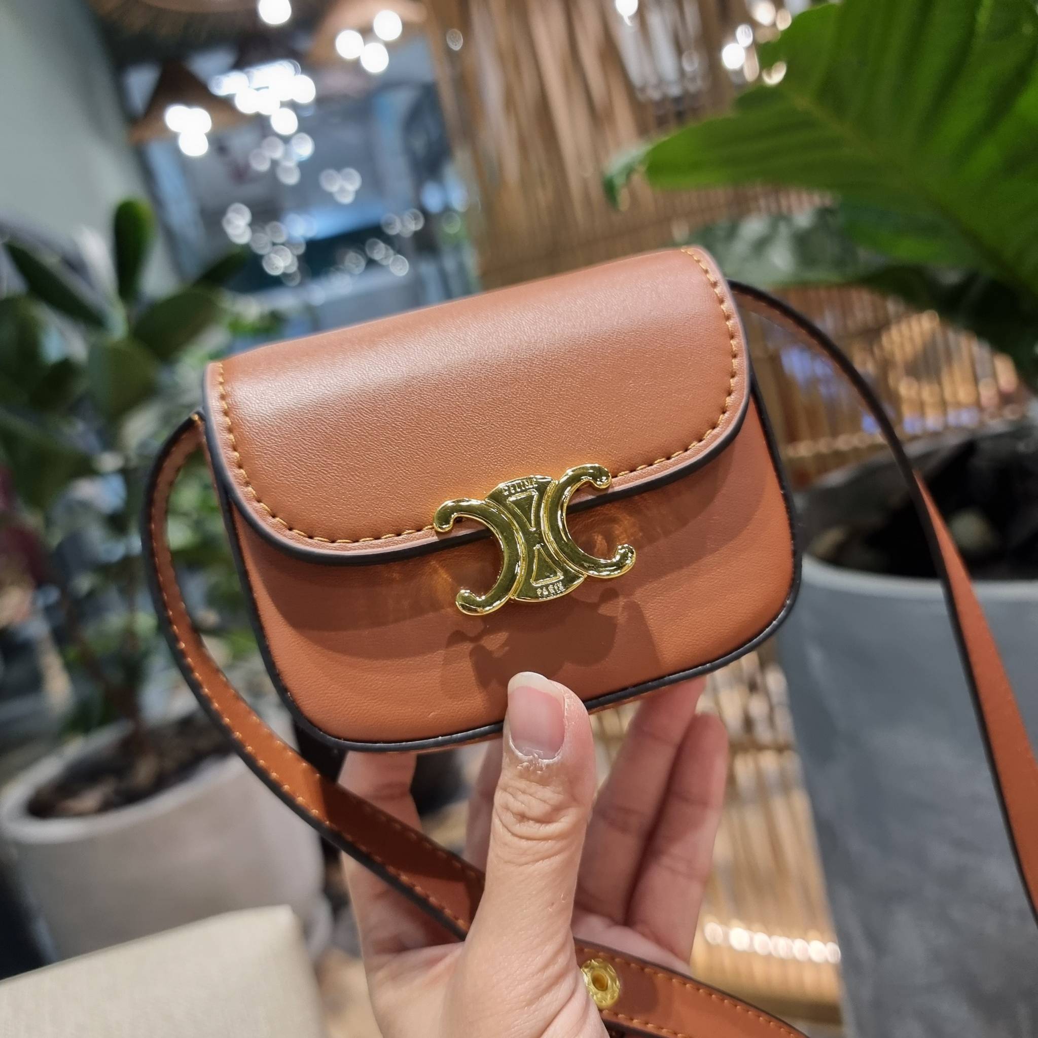 CELINE TRIOMPHE MINI BAG แรร์ไอเท็ม สีลิมิเต็ดในไซส์มินิ กับกระเป๋าสะพายที่เล็กแต่ปังมาก!! ดีเทลเรียบแต่หรู วัสดุหนังแท้ สีคลาสสิค เปิด-ปิดด้วยกระดุมแน่นหนา ภายในเป็นช่องโล่ง สายสะพายถอดได้ ปรับได้ตามชอบ ใบนี้สามารถใส่บัตร ใส่ธนบัตรได้ พกเป็นกระเป๋าสตางค์