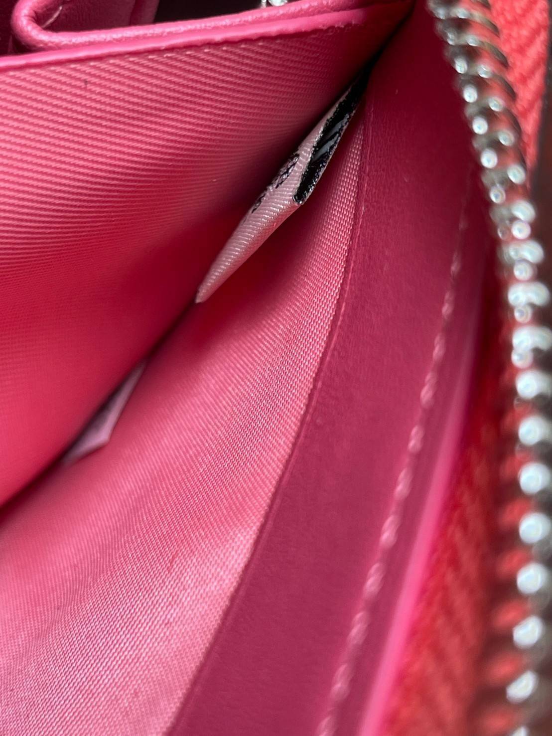 COACH ACCORDION ZIP WALLET IN SIGNATURE CANVAS กระเป๋าสตางค์ใบยาวนี้ที่เหมาะกับการใช้งานทุกรูปแบบ นอกจากเพิ่มความมั่นใจแล้ว ยังทำให้ชีวิตของเราง่ายขึ้นอีกด้วย โดยการเปิดปิดแบบซิปรอบ สามารถใส่ธนบัตร เหรียญ บัตรต่างๆได้หลายใบเลยทีเดียว ขนาดของกระเป๋าสามารถถ