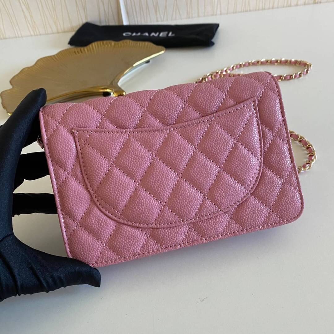 หนังแท้ VIP GIFT CHANEL CLASSIC CROSSBODY CHAIN IN PASSTEL BAG ทำไมน่ารักขนาดนี้ ^^ สีโทนพาสเทลละมุนมากค่ะ งานหายาก สายคิ้วห้ามพลาดเลยน้าาา วัสดุหนังลายคาเวียร์ อยู่ทรงคุณภาพดีตามแบบฉบับของแบรนด์ ขนาดกำลังดี น้ำหนักเบา ด้านหน้ามีโลโก้แบรนด์อะไหล่หรู มีช่อ