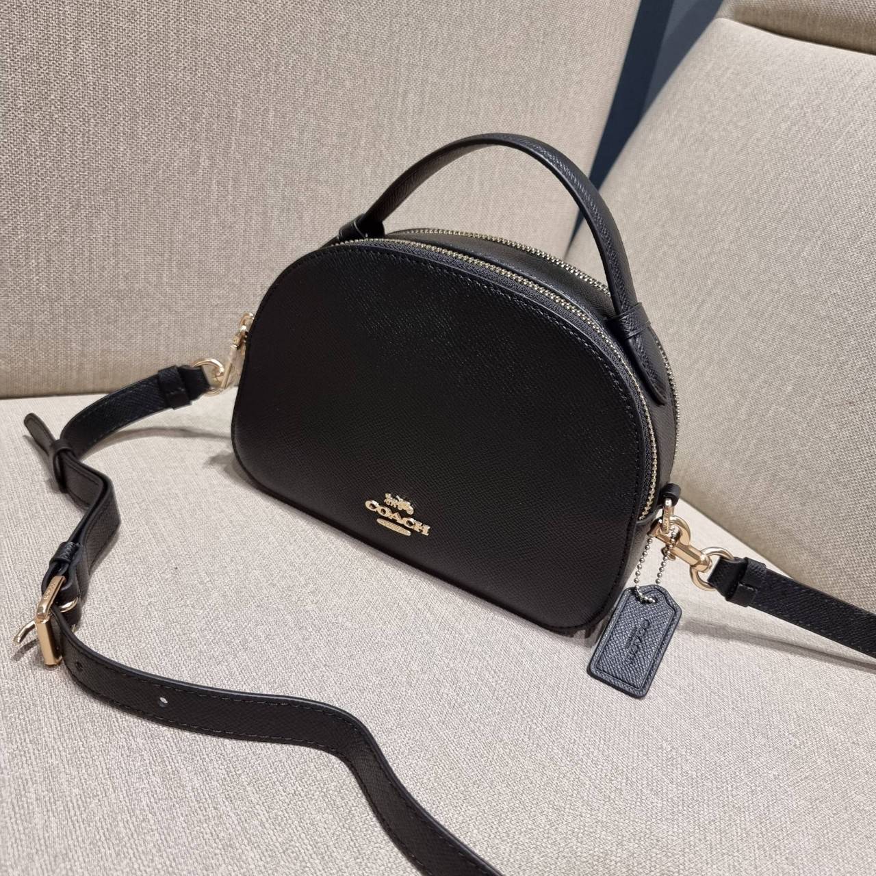 COACH 1589 SERENA SATCHEL กระเป๋าสะพายคอลเลคชั่นยอดฮิต ดีไซน์ลุคผู้ดี ต้องยกให้น้องใบนี้เลย!! จัดสีคุณหนูมาให้ สวยตาแตก!! วัสดุหนัง crossgrain ทนทาน เปิด-ปิดด้วยซิป 2 ช่องหลัก ภายในเป็นช่องโล่ง เก็บของได้แบบสบายๆ ใส่มือถือได้ทุกรุ่น สามารถหยิบไปแมทช์ได้ง่