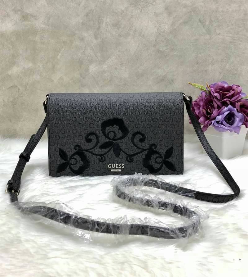 GUESS Embroidery Shoulder Bag กระเป๋าไหล่หรือ crossbody วัสดุหนังแกะเทียม น้ำหนักเบา ตัวกระเป๋าเพ้นท์ลายตัวG ทั้งใบ พร้อมปักรูปดอกไม้ด้านหน้า มาให้ งานปักละเอียด สวยมากๆ ค่ะ เปิดปิดกระเป๋าแบบฝาปิด แม่เหล็ก ใข้งานง่าย ด้านในโล่ง ใส่ ipad mini ได้ และมีช่อง