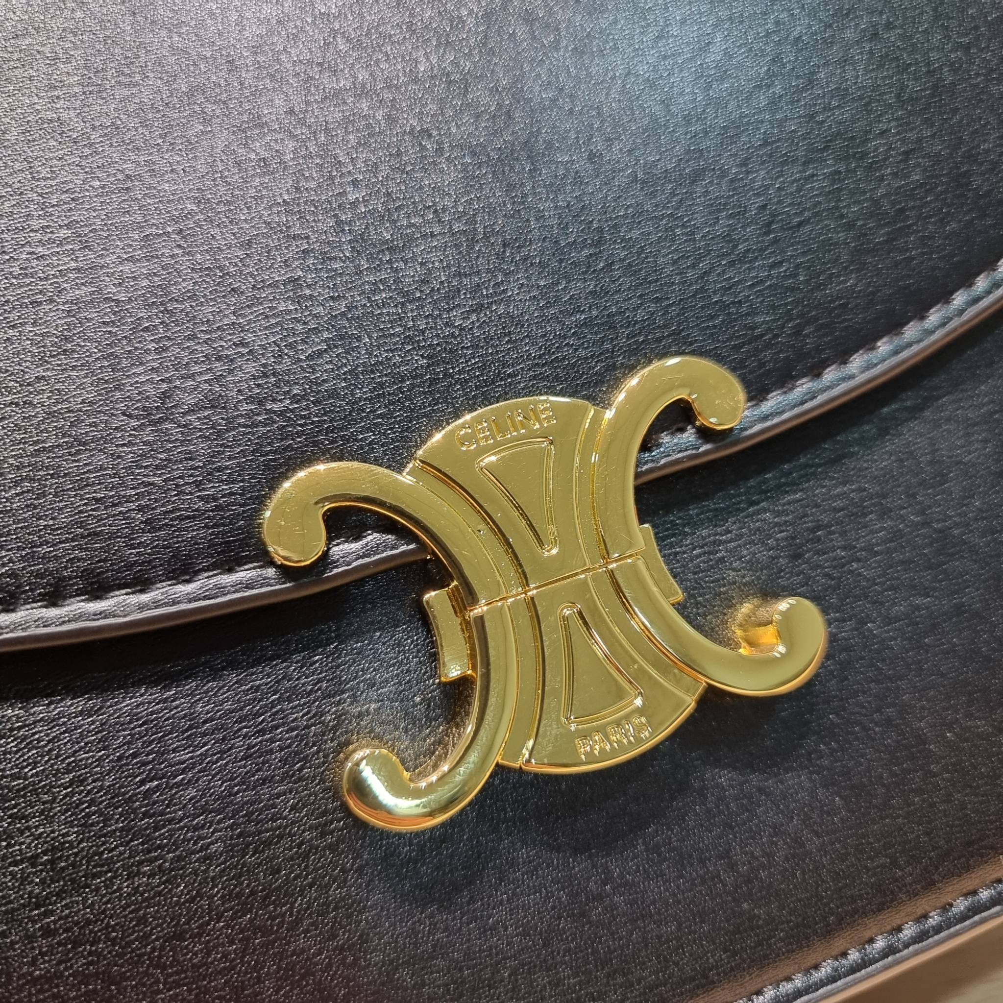 CELINE CLASSIQUE TRIOMPHE BAG IN SHINY CALFSKIN ไอเท็มสุดคลาสสิค ที่ขาดไม่ได้ กระเป๋าสะพายทรงสวยคลาสสิค แฝงความผู้ดี ที่ใช้ได้ทั้งชายหญิง วัสดุหนังคุณภาพดี