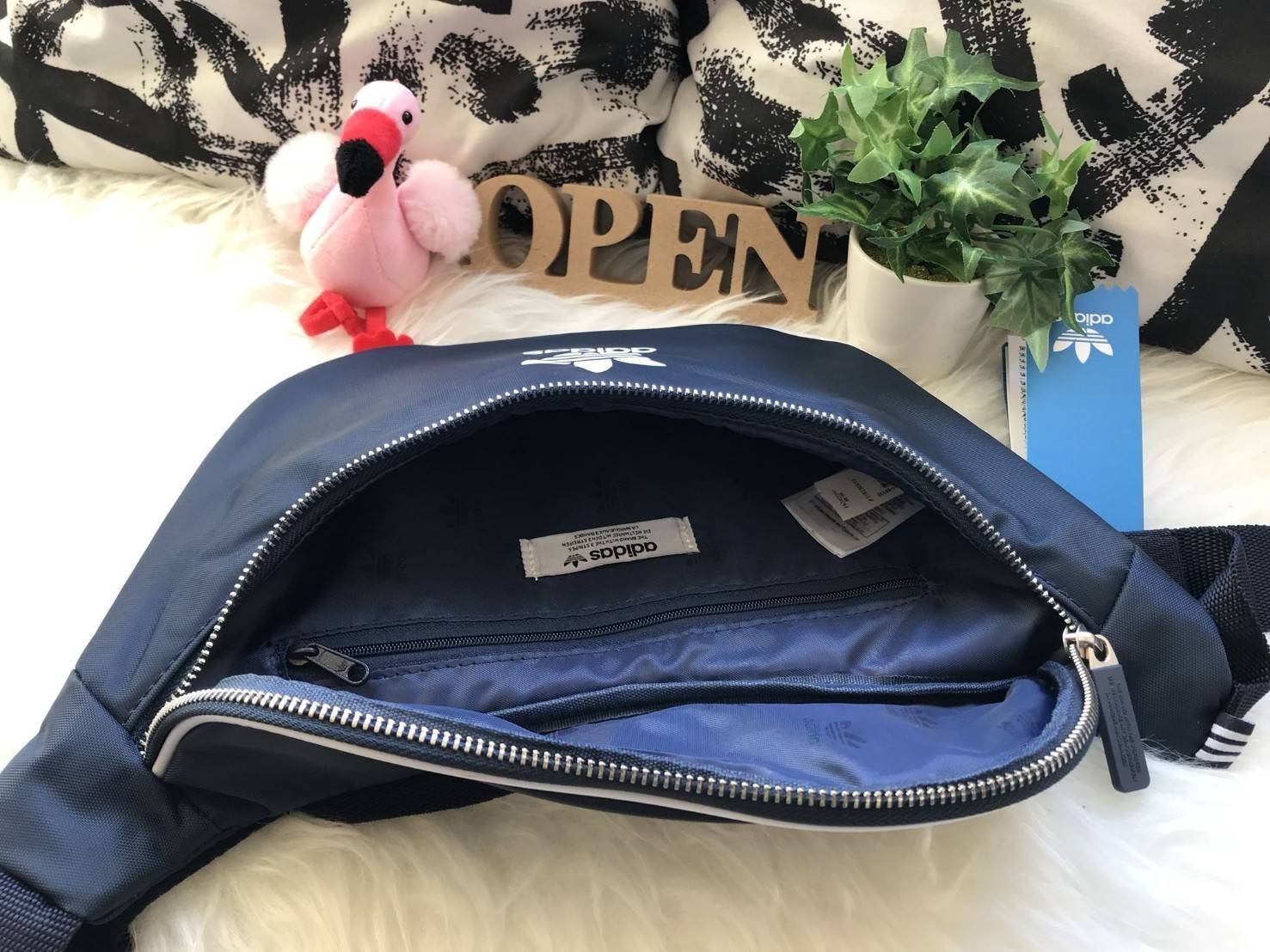 ADIDAS ORIGINALS ADICOLOR WAIST BAG ของมันต้องมี!! กระเป๋าคาดอก/คาดเอวสุดชิค ดีไซน์เรียบง่าย แต่สะพายแล้วเท่ คลาสสิคสุดๆ!! วัสดุ Nylon+Polyester กันน้ำได้ เปิด-ปิดฝากระเป๋าด้วยซิป หัวซิปปั๊มแบรนด์เป็น signature ภายในมีช่องโล่งกว้าง ใส่ของได้พอสมควร ใส่มือ