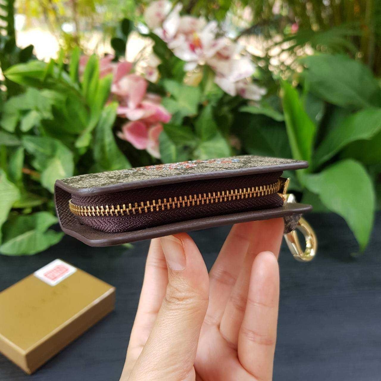 GUCCI Keychain กระเป๋าพวงกุญแจสุดหรูหรา ที่จะทำให้การหากุญแจรถยนต์ของคุณเป็นเรื่องง่าย ขนาดกระทัดรัด หยิบจับง่าย