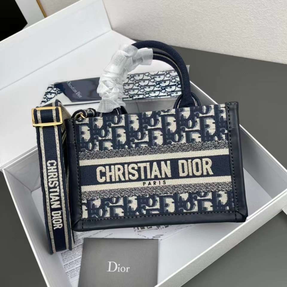 Dior mini book tote macro cannage bag กระเป๋าทรงโท้ทสุดฮิต ไซส์มินิ ดีไซน์ใหม่ หนังสวย พกพาไปไหนก็ได้ คล่องตัวและแมตช์ง่ายสุดๆ เกรดท็อปไฮเอน 1:1 ใช้งานต่างประเทศได้