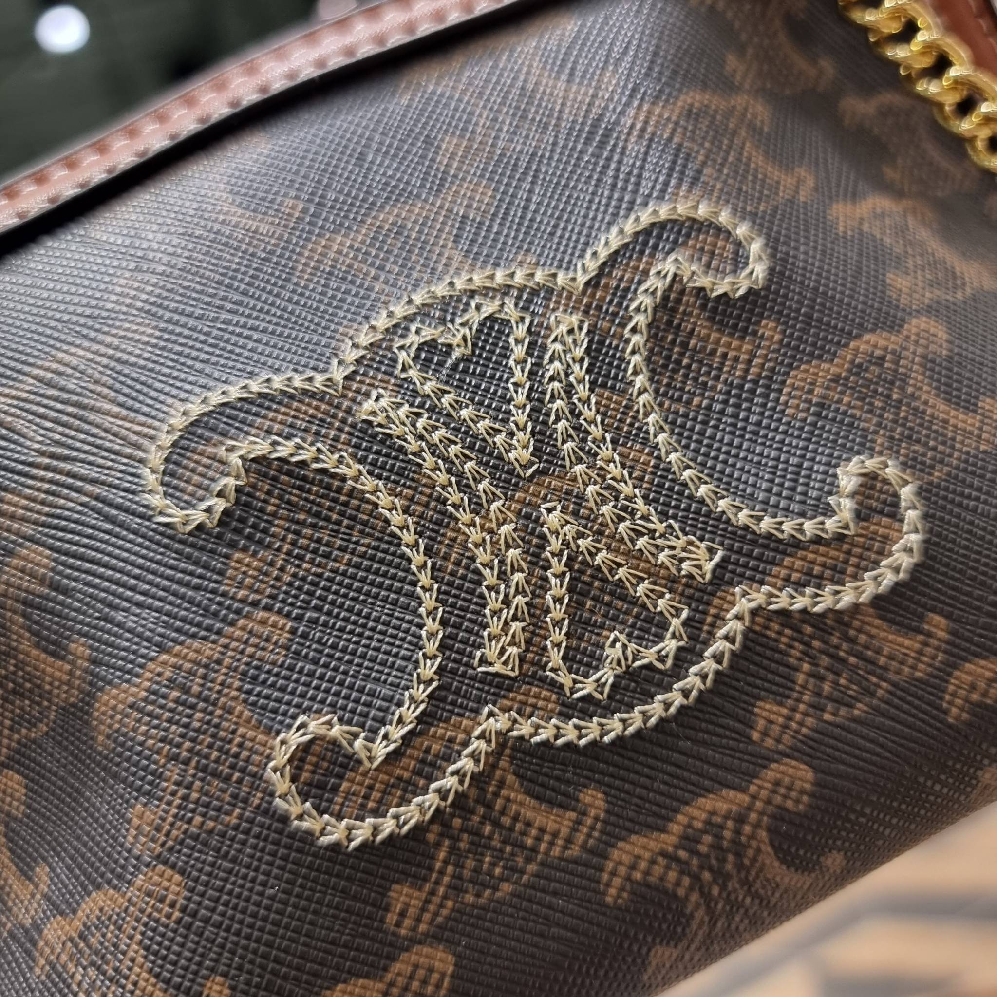 CELINE CLUTCH WITH CHAIN IN TRIOMPHE CANVAS WITH TRIOMPHE HEART EMBROIDERY กระเป๋าสะพายกึ่งคลัทช์ มินิไซส์ เอาใจสาวๆสายสะดวก!! พกพาง่าย สะพายกำลังสวย วัสดุหนังแคนวาส ดีไซน์ใหม่ โลโก้ลายปัก ดีเทลเดินด้ายรูปหัวใจ คิ้วท์ไปอี้ก!! เปิด-ปิดด้วยซิป ภายในโล่ง ใส่